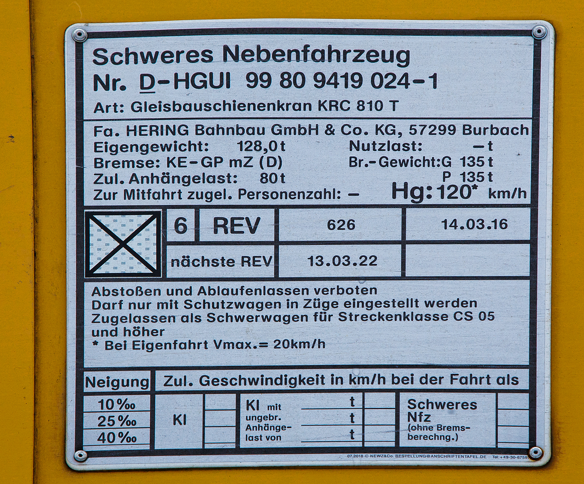 Anschriftentafel vom 125 t KIROW Gleisbauschienenkran KIROW Multi Tasker KRC 810 T (mit Schwerlastausrüstung), Schweres Nebenfahrzeug Nr. D-HGUI 99 80 9419 024-1, ex 97 82 53 513 19-3, der HERING Bahnbau GmbH (Burbach) am 11.12.2021 auf dem Betriebshof der Westerwaldbahn (WEBA) Steinebach/Sieg – Bindweide.