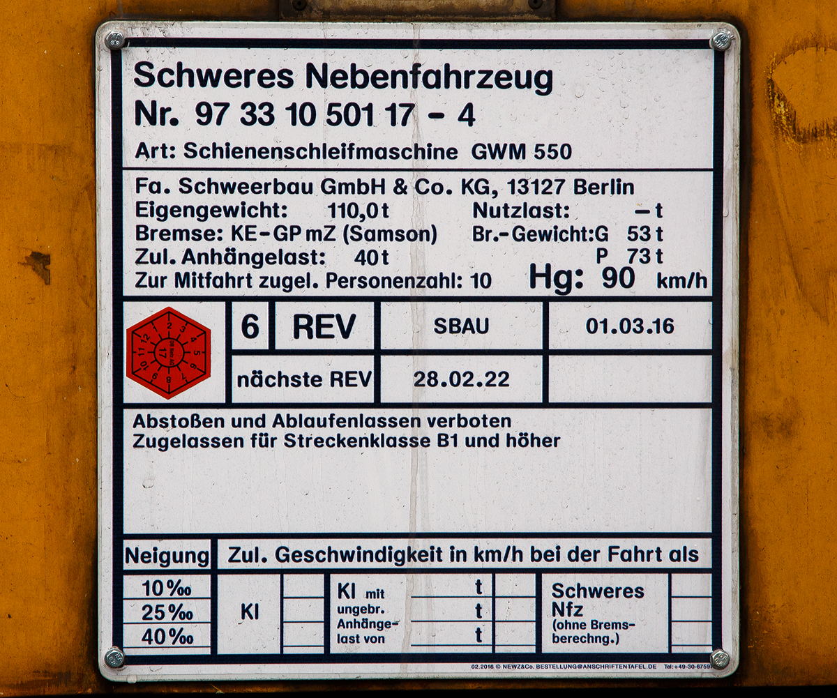 Anschriftentafel der Plasser & Theurer  Schienenschleifmaschine GWM 550 „Old Queen“ der Schweerbau (Schweres Nebenfahrzeug Nr. 97 33 10 501 17-4), abgestellt am 03.03.2016 beim ICE-Bahnhof Montabaur.