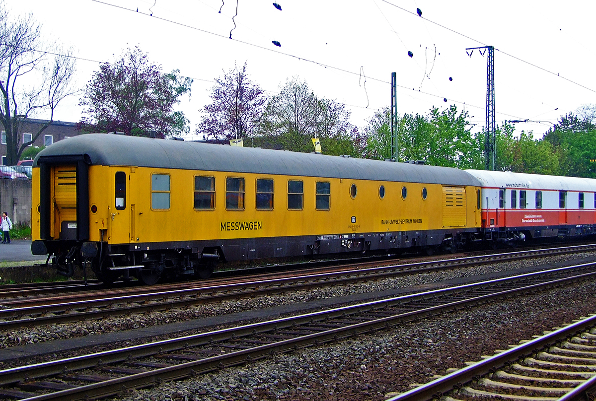 Der ex Messwagen 61 80 99 - 92 002-6 D-DB vom Bahn-Umwelt-Zentrum Minden, seit ca. 2007 als Begleitwagen der Deutsche Museums-Eisenbahn GmbH (DME), die am 01.05.2010 auch mit der 23 042 zu den Dampfloktage nach Bebra angereist waren.

Der Wagen wurde 1972 von Wegmann, Kassel unter der Fabrik-Nr. 11562 gebaut. Bei der DB hatte er zunchst eine grne Lackierung, die Nr. lautete 51 80 99 - 80 002-2 Bauart Dienst mh 315, spter erhielt der Wagen die Nr. 61 80 99 - 92 002-6 D-DB, Dienst m 315, danach 63 80 99 - 92 002-4 D-DB. Eingesetzt wurde er zunchst von der Messgruppe M 6 bei der Bundesbahn-Versuchsanstalt Minden ab 1994 Forschungs- und Technologiezentrum Minden heute Bahn-Umwelt-Zentrum Minden.

TECHNISCHE DATEN:
Bauart: Dienst m 315
Spurweite: 1.435 mm
Hersteller: Wegmann, Kassel 11562/1972
Baujahr: 1972
Lnge ber Kupplung: 26,4 m
Hchstgeschwindigkeit: 200 km/h
