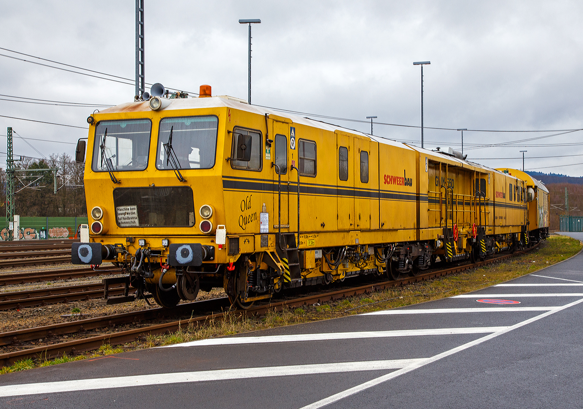 Die Plasser & Theurer  Schienenschleifmaschine GWM 550 „Old Queen“ der Schweerbau, Schweres Nebenfahrzeug Nr. 97 33 10 501 17-4 (aktuelle Nr. 99 80 9427 023-3 D-SBAU) ist am 03.03.2016 beim ICE-Bahnhof Montabaur abgestellt. An der Maschine waren noch die beiden Wohnschlafwagen 75 80 2329 134-0 D-WVZ und 75 80 2329 135-7 D-WVZ (zwei kurzgekuppelte dreiachisige ex DB Umbauwagen), sowie der Werkstattwagen 27 80 150 1 008-7 D-WVZ gekuppelt.

Die Schleifmaschine wurde 1992 von Plasser & Theurer  unter der Maschinen-Nr. 46 gebaut.  Die Maschine ist in Gelenkbauweise (dreigliedrig), die Gelenke sttzen sich je auf einem Drehgestell ab. 

Die GWM 550 ist eine Schleifmaschine fr Gleise und Weichen. Sie arbeitet nach dem Rutschersteinprinzip und erzielt zweifellos von allen Schienenbearbeitungsmaschinen die beste Qualitt der Schienenfahrflche. Fr das akustische Schleifen (Schleifen mit besonders strengen Vorgaben betreffend die Rauheit der Oberflche) ist sie prdestiniert. Die Maschine hat pro Schiene Schleifaggregate mit jeweils 2 x 3 Schleifsegmenten, dieser werden jeweils ber eine hydraulisch angetriebene Kurbelwelle und einer Kurbelschwinge in eine lineare Bewegung (hin und her) versetzt. 

Es wird nass geschliffen, somit entsteht auch keine Brandgefahr bei trockenem Wetter. Die Schleifaggregate werden hydraulisch aufs Gleis abgesenkt, dabei sttzt sich jedes Aggregat auf 4 Spurkranzrder ab. Die Maschine kann in beide Richtungen arbeiten, dh. die Arbeitsrichtung ist variabel. Bei vielen Gleisinstandhaltungs- und Gleisbaumaschinen ist dies nicht der Fall. 

Die 110 t schwere 32,6 m ber Puffer lange Maschine hat 6 Achsen. Vorne und Hinten jeweils eine einzelne Laufachse und unter den Gelenken jeweils ein Triebdrehgestell. Die Energie erzeugt ein Dieselmotor mit einer Motorleistung von 498 KW.

Es gibt auch eine kleine Schwester von der Maschine, dies ist die GWM 250, diese hat nur 2 Schleifaggregate und ist eine einteilige Maschine.

TECHNISCHE DATEN:
Spurweite: 1.435 mm (Normalspur)
Achsfolge: 1´Bo´Bo´1´
Lnge ber Puffer: 32.640 mm
Achsabstand bzw. Drehzapfenabstand: 9.150 / 10.000 / 9.150 mm
Achsabstand in den Drehgestellen: 1.800 mm
Treib- und Laufraddurchmesser: 920 mm (neu)
Breite: 3.050 mm
Hhe ber SOK : 3.720 mm
Eigengewicht: 110 t
Motorleistung:  498 KW
Hchstgeschwindigkeit: 90 km/h
Kleinster befahrbarer Gleisbogen: R = 120 m
Zulssige Anhngelast: 40 t
Zur Mitfahrt zugel. Personenzahl: 10
Zugel. Streckenklasse: B1 oder hher
