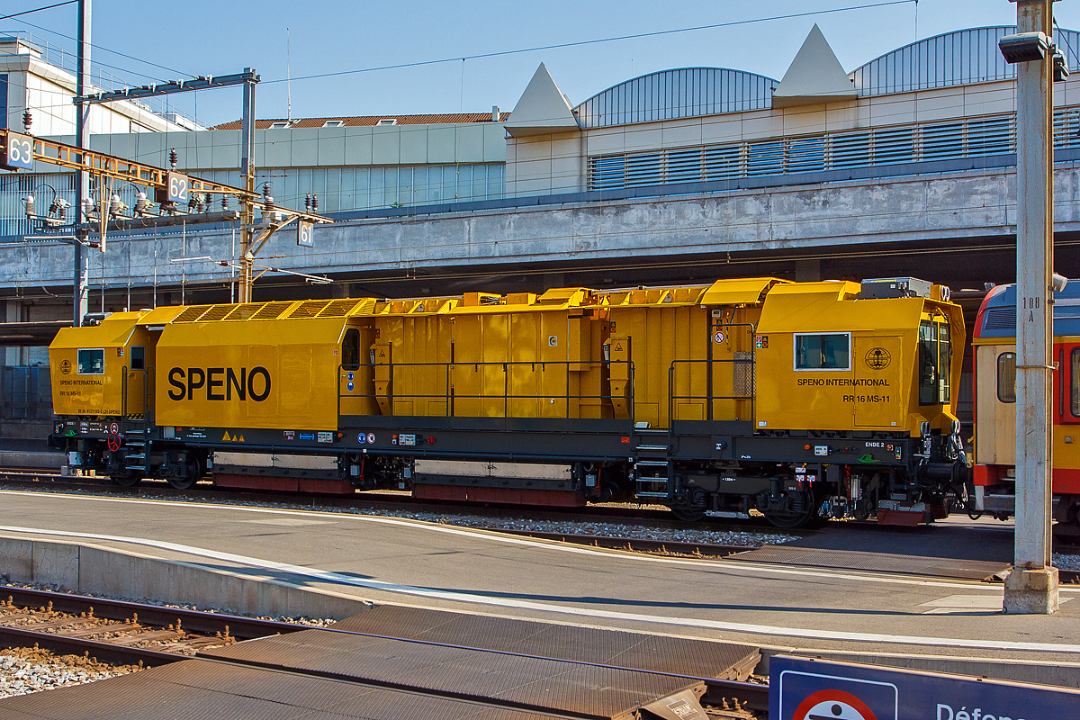 Die SPENO Schienenschleifeinheit RR 16 MS-11, Schweres Nebenfahrzeug Nr. 99 85 9127 102-3 CH- SPENO am 29.05.2012 im Bahnhof Lausanne. Der hier am Ende vom Zugverband, davor befindet sich der Gleismesswagen 99 85 936 2 000-3 und gezogen wird er von der BLS 465 015-6 „La Vue-des-Alpes“.

Die Schienenschleifeinheit RR 16 MS-6 wurde von MATISA Matriel Industriel S.A. (Crissier, Schweiz) gebaut und an die SPENO International S.A. (Meyrin, Schweiz) geliefert. 

Die Maschine ist fr Schienenschleifarbeiten an Strecken und Weichen geeignet, die Bearbeitung ist in beide Fahrtrichtungen mglich.

TECHNISCHE DATEN:
Spurweite: 1.435 mm (Normalspur)
Achsformel: B'B'
Lnge ber Puffer: 21.920 mm 
Drehzapfenabstand: 14.700 mm
Achsabstand im Drehgestell: 1.800 mm
Laufraddurchmesser: 920 mm (neu)
Eigengewicht: 86.700 kg
Dienstgewicht: 88.900 kg
Motorleistung: 708 kW
Hchstgeschwindigkeit: 100 km/h (Eigen und geschleppt)
Bremse: 2x KE-GPmZ
Bremsgewichte (je Drehgestell): P=34t G=24 t
kleinster bef. Gleisbogen: 80 m
Zul. Anhngelast: 120 t
Zur Mitfahrt zugel. Personenzahl: 6
Kraftstoffvorrat: 2.800 l  (Diesel)
Zugelassen fr Streckenklasse: D2 und hher