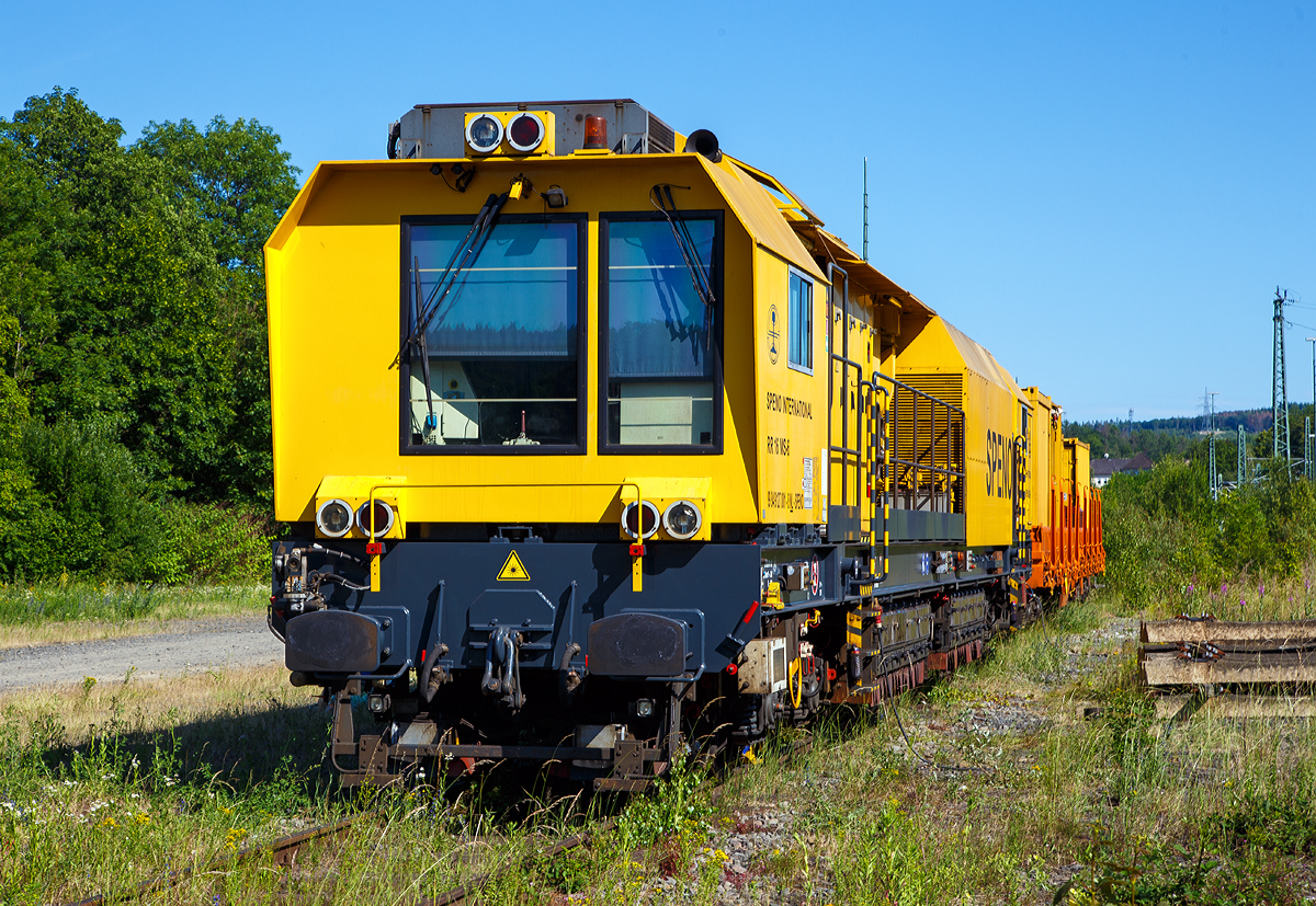Die SPENO Schienenschleifeinheit RR 16 MS-6, Schweres Nebenfahrzeug Nr. 99 84 9127 001-8 NL- SPENO, ist am 13.06.2020 in Betzdorf (Sieg) abgestellt. Zudem ist auch der zugeh. Schutzwagen 31 85 3936 163-0 CH-WASCO, der Gattung Res, beladen mit Werkstatt- und Aufenthaltscontainern, abgestellt.

Die  Schienenschleifeinheit RR 16 MS-6 wurde 2010 von MATISA Matériel Industriel S.A. (Crissier, Schweiz) unter der Fabriknummer 56026 gebaut und an die Speno International S.A. (Meyrin, Schweiz) geliefert. Die Maschine hat jedoch neue Drehgestelle der ELH (Eisenbahn Laufwerke Halle) aus dem Jahr 2018 bekommen (ELH Fabriknummer 47159 und 47160). 

Die Maschine ist für Schienenschleifarbeiten an Strecken und Weichen geeignet, die Bearbeitung ist in beide Fahrtrichtungen möglich. Im Netz ist leider wenige Daten der RR 16 MS vorhanden, so bin ich bei den Technischen Daten auf den selbst gesehenen Anschriften an der Maschine angewiesen. 

TECHNISCHE DATEN:
Spurweite: 1.435 mm (Normalspur)
Achsformel: B'B'
Länge über Puffer: 21.920 mm 
Drehzapfenabstand: 14.700 mm
Achsabstand im Drehgestell: 1.800 mm
Laufraddurchmesser: 920 mm (neu)
Eigengewicht: 86.700 kg
Dienstgewicht: 88.900 kg
Motorleistung: 708 kW
Höchstgeschwindigkeit: 100 km/h (Eigen und geschleppt)
Bremse: 2x KE-GPmZ
Bremsgewichte (je Drehgestell): P=34t G=24 t
kleinster bef. Gleisbogen: 80 m
Zul. Anhängelast: 120 t
Zur Mitfahrt zugel. Personenzahl: 6
Kraftstoffvorrat: 2.800 l  (Diesel)
Zugelassen für Streckenklasse D2 und höher