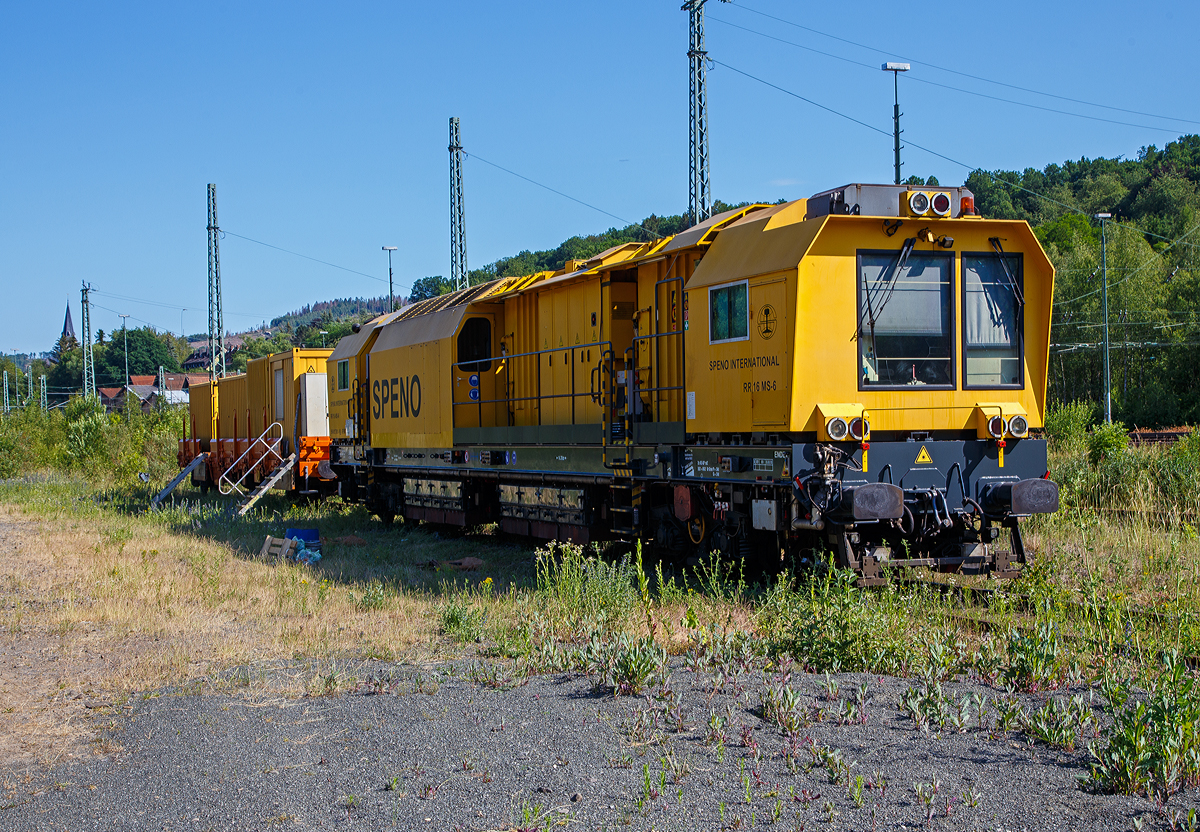 Die SPENO Schienenschleifeinheit RR 16 MS-6, Schweres Nebenfahrzeug Nr. 99 84 9127 001-8 NL- SPENO, ist am 13.06.2020 in Betzdorf (Sieg) abgestellt. Zudem ist auch der zugeh. Schutzwagen 31 85 3936 163-0 CH-WASCO, der Gattung Res, beladen mit Werkstatt- und Aufenthaltscontainern, abgestellt.

Die Schienenschleifeinheit RR 16 MS-6 wurde 2010 von MATISA Matériel Industriel S.A. (Crissier, Schweiz) unter der Fabriknummer 56026 gebaut und an die Speno International S.A. (Meyrin, Schweiz) geliefert. Die Maschine hat jedoch neue Drehgestelle der ELH (Eisenbahn Laufwerke Halle) aus dem Jahr 2018 bekommen (ELH Fabriknummer 47159 und 47160). 

Die Maschine ist für Schienenschleifarbeiten an Strecken und Weichen geeignet, die Bearbeitung ist in beide Fahrtrichtungen möglich. Im Netz ist leider wenige Daten der RR 16 MS vorhanden, so bin ich bei den Technischen Daten auf den selbst gesehenen Anschriften an der Maschine angewiesen. 

TECHNISCHE DATEN:
Spurweite: 1.435 mm (Normalspur)
Achsformel: B'B'
Länge über Puffer: 21.920 mm 
Drehzapfenabstand: 14.700 mm
Achsabstand im Drehgestell: 1.800 mm
Laufraddurchmesser: 920 mm (neu)
Eigengewicht: 86.700 kg
Dienstgewicht: 88.900 kg
Motorleistung: 708 kW
Höchstgeschwindigkeit: 100 km/h (Eigen und geschleppt)
Bremse: 2x KE-GPmZ
Bremsgewichte (je Drehgestell): P=34t G=24 t
kleinster bef. Gleisbogen: 80 m
Zul. Anhängelast: 120 t
Zur Mitfahrt zugel. Personenzahl: 6
Kraftstoffvorrat: 2.800 l  (Diesel)
Zugelassen für Streckenklasse D2 und höher

