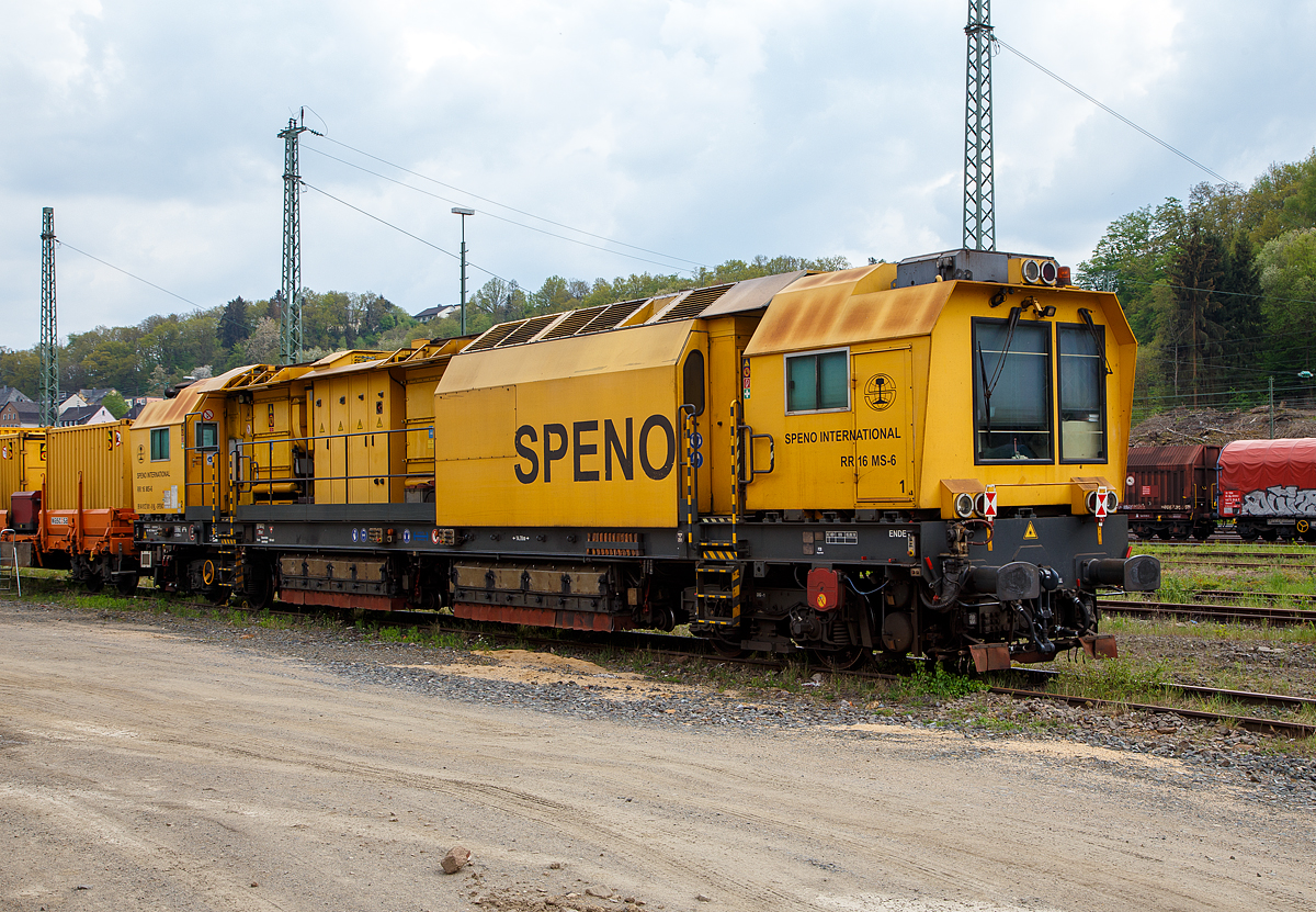 Die SPENO Schienenschleifeinheit RR 16 MS-6, Schweres Nebenfahrzeug Nr. 99 84 9127 001-8 NL- SPENO, ist am 13.06.2020 in Betzdorf (Sieg) abgestellt. Zudem ist auch der zugeh. Schutzwagen 31 85 3936 163-0 CH-WASCO, der Gattung Res, beladen mit Werkstatt- und Aufenthaltscontainern, abgestellt.

Die Schienenschleifeinheit RR 16 MS-6 wurde 2010 von MATISA Matériel Industriel S.A. (Crissier, Schweiz) gemeinsam mit der SPENO  
unter der Fabriknummer 56026 gebaut und an die Speno International S.A. (Meyrin, Schweiz) geliefert. Die Maschine hat jedoch neue Drehgestelle der ELH (Eisenbahn Laufwerke Halle) aus dem Jahr 2018 bekommen (ELH Fabriknummer 47159 und 47160).

Die Maschine ist für Schienenschleifarbeiten an Strecken und Weichen geeignet, die Bearbeitung ist in beide Fahrtrichtungen möglich. Im Netz ist leider wenige Daten der RR 16 MS vorhanden, so bin ich bei den Technischen Daten auf den selbst gesehenen Anschriften an der Maschine angewiesen.

TECHNISCHE DATEN:
Spurweite: 1.435 mm (Normalspur)
Achsformel: B'B'
Länge über Puffer: 21.920 mm
Drehzapfenabstand: 14.700 mm
Achsabstand im Drehgestell: 1.800 mm
Laufraddurchmesser: 920 mm (neu)
Eigengewicht: 86.700 kg
Dienstgewicht: 88.900 kg
Motorleistung: 708 kW
Höchstgeschwindigkeit: 100 km/h (Eigen und geschleppt)
Bremse: 2x KE-GPmZ
Bremsgewichte (je Drehgestell): P=34t G=24 t
kleinster bef. Gleisbogen: 80 m
Zul. Anhängelast: 120 t
Zur Mitfahrt zugel. Personenzahl: 6
Kraftstoffvorrat: 2.800 l (Diesel)
Zugelassen für Streckenklasse D2 und höher