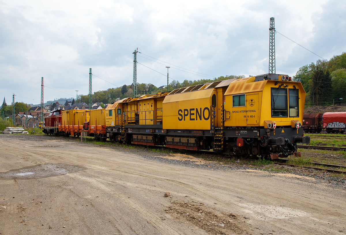 Die SPENO Schienenschleifeinheit RR 16 MS-6, Schweres Nebenfahrzeug Nr. 99 84 9127 001-8 NL- SPENO, ist am 13.06.2020 in Betzdorf (Sieg) abgestellt. Dahinter der zugeh. Schutzwagen 31 85 3936 163-0 CH-WASCO, der Gattung Res, beladen mit Werkstatt- und Aufenthaltscontainern, und die 213 335-3 (92 80 1213 335-3 D-NESA), der NeSA Eisenbahn-Betriebsgesellschaft Neckar-Schwarzwald-Alb mbH (Rottweil). 