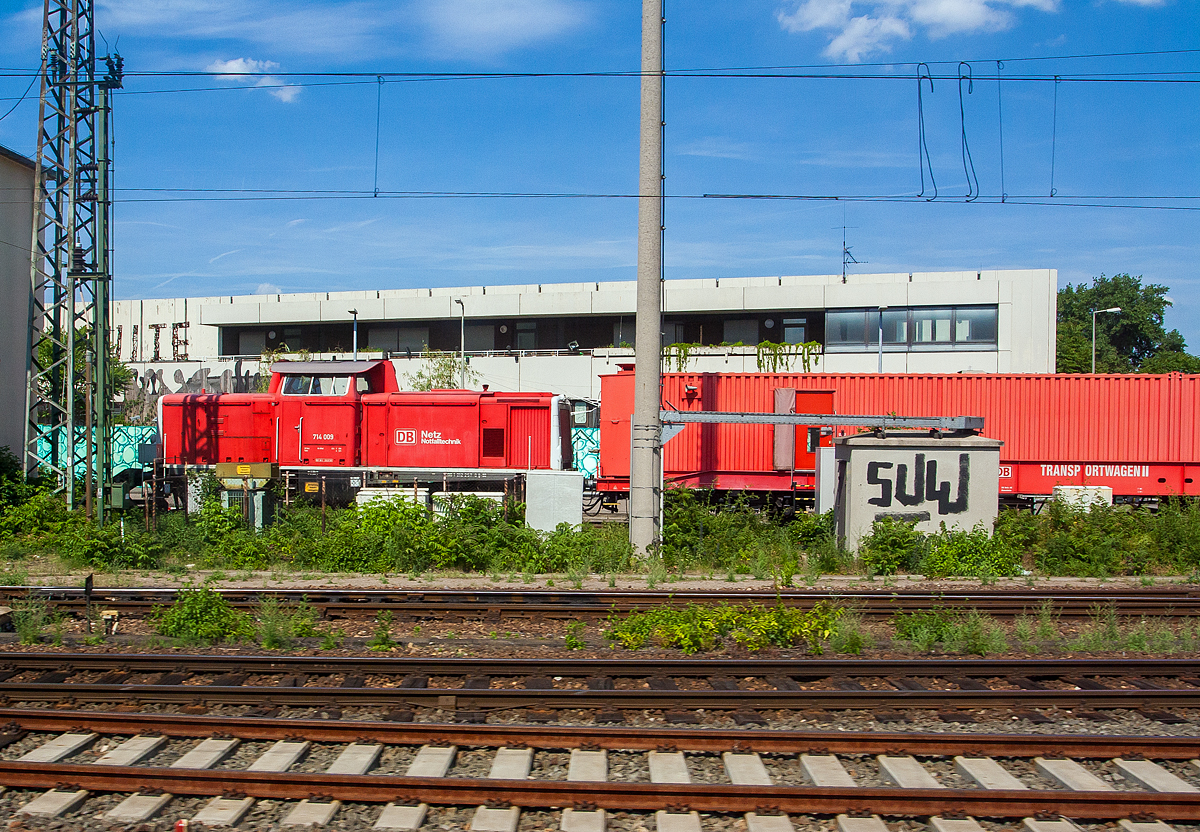 Die Tunnelrettungszuglok 714 009 (UIC: 92 80 1212 257-0 D-DB) der DB Netz Notfalltechnik, als eine der beiden Lokomotiven des in Mannheim stationierten Tunnelrettungszuges (RTZ), frher Tunnelhilfszug (TuHi), hier am 29.05.2012 beim Hbf Mannheim, aufgenommen aus einem einfahrendem ICE. Rechts der Transportwagen II (60 80 991 1 221-1 DB Rtz-Trans 380) vom Rettungszug.

Die V 100.20 wurde 1965 bei MaK in Kiel unter der Fabriknummer 1000304 gebaut und als V 100 2257 an die Deutsche Bundesbahn ausgeliefert. Weitere Bezeichnungen:
Ab 01.01.1968 als DB 212 257-0
Ab 1989 als DB 214 257-8 nach Umbau zur Rettungszuglok
Ab 1994 als DB 714 257-8
Seit 1996 als DB 714 009-8 
Sie trgt die NVR-Nummer 92 80 1212 257-0 D-DB
