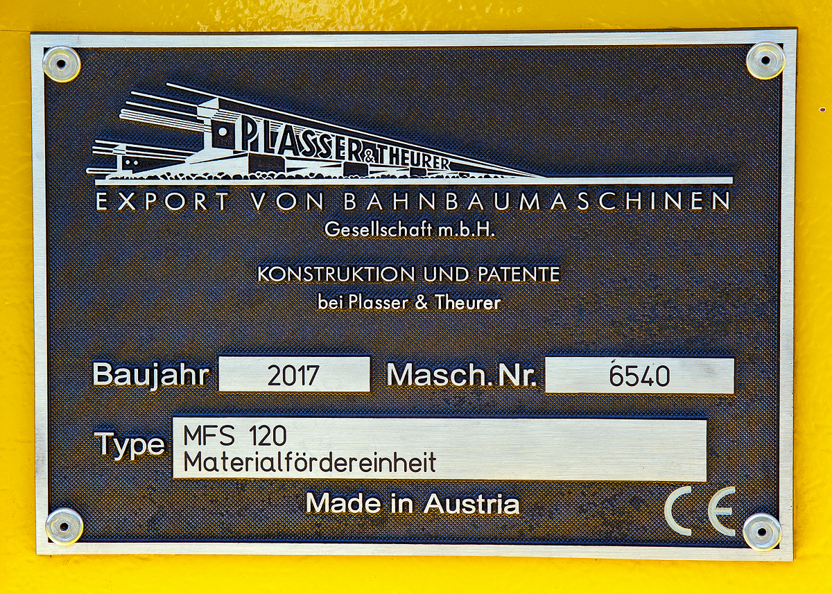 Fabrikschild der Plasser & Theurer Materialfrder- und Siloeinheit MFS 120, Schweres-Nebenfahrzeug-Nr. 99 81 9352 085-0 A-PLA, der Franz Plasser Vermietung von Bahnbaumaschinen GmbH, prsentiert auf der iaf 2017 in Mnster (am 01.06.2017).