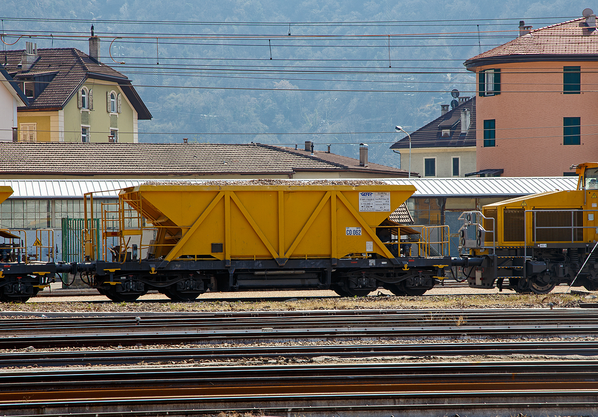 Vierachsiger Drehgestell 40m³ Schotterwagen (IT RFI 170 220-3) der Italienischen Firma Gefer S.p.A. am 26.03.2022 beim Bahnhof Bozen (Stazione di Bolzano).