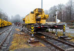 gleisbau-5/760565/nun-mit-ohne-raederder-125-t Nun mit ohne Räder...
Der 125 t KIROW Gleisbauschienenkran KIROW Multi Tasker KRC 810 T (mit Schwerlastausrüstung), Schweres Nebenfahrzeug Nr. D-HGUI 99 80 9419 024-1, ex 97 82 53 513 19-3, der HERING Bahnbau GmbH (Burbach) ist am 18.12.2021 auf dem Betriebshof der Westerwaldbahn (WEBA) auf der Bindweide bei Steinebach/Sieg, nur auf den Stützen und ohne Fahrgestell bzw. Drehgestelle abgestellt. Auch das Gegengewicht (Gegenlast) wurde demontiert, dies damit der Kran für die Fahrt nach hier leichter wurde. Da wohl sonst die Meterlast (Streckenlast) zu hoch war.

Der Kran wurde 2008 von KIROW in Leipzig unter der Fabriknummer 149000  gebaut und an die HERING Bahnbau GmbH (Burbach) geliefert.

