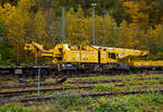kirow-krc-1200/760357/der-150-t-kirow-gleisbaukran-krc Der 150 t Kirow Gleisbaukran KRC 1200+ (ein Kirow MULTI TASKER KRC 1200+,  99 80 9419 005-0 D-BRS  „DONAU“  (ex 97 82 55 508 17-5) der STRABAG Rail GmbH ist am 27.10.2021 in Transportstellung in Betzdorf/Sieg abgestellt.  BRS steht für Strabag BMTI Rail Service GmbH (Berlin). 

Der Kran wurde 2009 von Kirow Ardelt AG in Leipzig unter der Fabriknummer 152500 gebaut. Er wird als Schweres Nebenfahrzeug Nr.: 99 80 9419 005-0 (ehemals 97 82 55 508 17-5) geführt und hat die EBA-Nr. EBA 09C02A001. 

Der Ausleger stützt sich auf dem Ausleger-Schutzwagen 99 80 9320 005-8 D-BRS ab und der Gegengewicht-Teleskoparm stützt sich auf dem Gegenlastwagen 99 80 9320 001-7 D-BRS ab.

Der Kran gehört zu einer der größten Gleisbaukranklassen, hat aber in der Transportstellung durch die Abstützungen auf den Kranauslegerschutzwagen und den Gegenlastwagen geringere Streckenlast (Meterlast) von max. 7,4 t/m, als seine kleineren Brüder.
Das Gegengewicht ist ausfahrbar und separat bis ± 30º  schwenkbar, sodass ein Einschwenken in den Bereich des Nachbargleises vermieden und ein profilfreies Arbeiten ermöglicht wird.

TECHNISCHE DATEN von dem Kran:
Spurweite: 1.435 mm
Eigengewicht  (in Transportstellung) : 111,0 t 
Länge über Puffer:  15.000 mm  (+13.000 mm Gegenlastwagen,+ 20.000 mm Ausleger-Schutzwagen)
Motorleistung:  254 kW bei 2.200 U/min
max. Geschwindigkeit im Zugverband: 100 km/h
max. Geschwindigkeit im Eigenantrieb: 19 km/h
Achsanzahl:  8 (in 4 Drehgestelle bzw. 2 Doppeldrehgestelle)
Drehzapfenabstand: 10.000 mm
Drehzapfenabstand im Drehgestell 1 und 2: 2.300 mm
Achsabstand in den Einzeldrehgestellen: 1.100mm
Ergebene Achsabstände in m: 1,1 / 1,2 / 1,1/ 6,6 / 1,1 / 1,2 / 1,1
Achsfolge: 1'A'1A'A1'A1'
Radsatzlast Transport Kran: max. 13,8 t
Radsatzlast Gegengewichtswagen:  max. 20,0 t
Meterlast (Streckenlast) in Transportstellung Kran max.: 7,4 t/m
Höhe in Transportstellung:  4.300 mm
Breite in Transportstellung:  3.100 mm
max. Ausladung vor Puffer:  21.000 mm
max. Traglast bei max. Ausladung:  40 t
Größte mögliche Traglast: 150 t (abgestützt)  / 120t (freistehend)
max. Hakenhöhe:  24.000 mm
hintere Ausladung (Gegenwicht):  7,9 m–13,5 m
Zul. Anhängelast: 160 t
Kleinster befahrbarer Radius: 80 m (120 m im Schleppbetrieb)

Besondere Ausstattung:
Überhöhenausgleich 180 mm
Schwenkradius ± 360º
Abstützung teleskopierbar bis 8 m Abstützbasis
profilfreies Arbeiten bis ± 30º