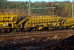 mfs-100-6/871224/drei-plasser--theurer-materialfoerder--und Drei Plasser & Theurer Materialförder- und Siloeinheiten (MFS 100) der österreichischen Gleisbaufirme PORR AG (Wien) sind, mit einem Schutzwagen, am 26 Dezember 2024, in Scheuerfeld/Sieg abgestellt. Hier im Vordergrund die P&T Materialförder- und Siloeinheit MFS 100 S (mit Endladung nach unten ins Gleis möglich) 99 81 9352 031-4 A-PORR.

TECHNISCHE DATEN:
Hersteller: Plasser & Theurer, Linz an der Donau (Österreich)
Spurweite: 1.435 mm
Länge über Puffer: 22.900 mm
Achsanzahl: 8 (in 2 Doppel-Drehgestellen)
Drehzapfenabstand der Doppeldrehgestelle: 15.100 mm
Drehzapfenabstand der Einzeldrehgestelle: 3.900 mm Achsabstand der Einzeldrehgestelle: 1.500 mm
Motorleistung: 165 kW (wassergekühlter Deutz BF6M 1013 C Motor für Bandantrieb)
Eigengewicht: 64 t
Nutzlast: 80 t ab D4
Fahrgeschwindigkeit in Schleppfahrt leer, max.: 120 km/h
Fahrgeschwindigkeit in Schleppfahrt beladen, max.:100 km/h
Fassungsvermögen: 68 m³
Förderleistung (materialabhängig), max.: 700 – 800 m³/h
Entladezeit: ca. 5 min