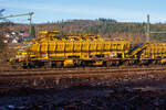 mfs-100-6/871225/drei-plasser--theurer-materialfoerder--und Drei Plasser & Theurer Materialförder- und Siloeinheiten (MFS 100) der österreichischen Gleisbaufirme PORR AG (Wien) sind, mit einem Schutzwagen, am 26 Dezember 2024, in Scheuerfeld/Sieg abgestellt.

Hier im Vordergrund die P&T Materialförder- und Siloeinheit MFS 100 B mit integrierter Beladestation (in Transportstellungen oben auf dem MSF) 99 81 9352 033-0 A-PORR.

TECHNISCHE DATEN:
Hersteller: Plasser & Theurer, Linz an der Donau (Österreich)
Spurweite: 1.435 mm
Länge über Puffer: 22.900 mm
Achsanzahl: 8 (in 2 Doppel-Drehgestellen)
Drehzapfenabstand der Doppeldrehgestelle: 15.100 mm
Drehzapfenabstand der Einzeldrehgestelle: 3.900 mm Achsabstand der Einzeldrehgestelle: 1.500 mm
Motorleistung: 165 kW (wassergekühlter Deutz BF6M 1013 C Motor für Bandantrieb)
Eigengewicht: 67 t
Nutzlast: 77 t ab D4
Fahrgeschwindigkeit in Schleppfahrt leer, max.: 120 km/h
Fahrgeschwindigkeit in Schleppfahrt beladen, max.:100 km/h
Fassungsvermögen: 68 m³
Förderleistung (materialabhängig), max.: 700 – 800 m³/h
Entladezeit: ca. 5 min
Besonderheit: mit integrierter Beladestation