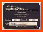 Fabrikschild des Plasser & Theurer FUM 100.260 – Oberleitungsbaumaschine bzw.