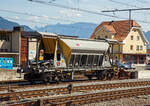 Vierachsiger Drehgestell Schotter-Kieswagen (Planum-Kiessandwagen), Xans 80 85 98 74 704-2 CH-SBBI, der SBB Infrastruktur abgestellt am 08.09.2021 beim Bahnhof Spiez (CH).