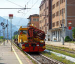 rfi-rete-ferroviaria-italiana-2/764721/das-italienische-mermec-gleisarbeitsfahrzeug-autocarrello-it-rfi Das Italienische MerMec Gleisarbeitsfahrzeug (Autocarrello) IT-RFI 152 194-2 der RFI (Rete Ferroviaria Italiana) f�hrt am 08.09.2021 mit einem vierachsigen Flachwagen durch den Bahnhof Domodossola in Richtung Norden.