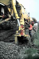 gleisbau-7/758955/pm-200-unterbaukralle-zum-entfernen-des PM 200 Unterbaukralle zum Entfernen des Unterbaus durch die GSG Knape Gleissanierung GmbH in Vhringen am 25.03.1995.