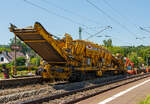 gleisbau-7/758933/baustelle-im-bahnhof-katzenfurt-lahn-dill-kreis-am Baustelle im Bahnhof Katzenfurt (Lahn-Dill-Kreis) am 20.07.2013: Der MFS 40/4-B-ZW (mit Bagger) der H. F. Wiebe, Schweres Nebenfahrzeug 90 80 9052 001-1 D-GBM (ex 97 19 13 501 57-5) ist im Einsatz, der integrierte Bagger ist beim Aushub des Oberbaumaterials (Schotter und Planum).

Der MFS 40/4-B-ZW wurden 2009 von Plasser & Theurer unter der Fabriknummer 5479 gebaut und an die Wiebe Gleisbaumaschinen GmbH (Achim) geliefert.

Die MSF-ZW knnen sich durch seine beiden selbststndig angetriebenen Raupenfahrwerke im gleislosen Baustellenbereich fortbewegen, bzw. durch seine beiden Laufdrehgestelle, vorausgesetzt er besitzt vor sich einen MFS oder einen Schutzwagen mit Auflagerbock fr vorragendes Schwenkband, in Zge eingestellt werde

Die beiden MFS 40/4-ZW sind fr den gleislosen Einsatz konzipiert. Der MFS 40/4-ZW-B ist, im Bereich des Beladebandes, mit einem Bagger ausgerstet, mit dessen Hilfe das vorhandene Planum/Aushub aufgenommen und ber das Frderband in den Bunker befrdert und gespeichert wird. Ist der Bunker fast voll, fhrt der ebenfalls mit Raupenfahrwerken ausgestatteten MFS 40/4-ZW-A heran und der Aushub wird an ihn bergeben. Der MFS 40/4-ZW-B kann kontinuierlich weiter arbeiten, whrend nun der MFS 40/4-ZW-A, in der Zwischenzeit das Material auf im Gleis stehende gleisgebundene MFS, bringt und an diese bergibt. Die MFS sind mit einer eigenen Energieversorgungseinheit ausgestattet, wodurch ein individueller, also voneinander unabhngiger, Einsatz gewhrleistet ist.  

TECHNISCHE DATEN des MFS 40/4-ZW-B:
Hersteller: Plasser & Theurer, Fabriknummer 5479 (2009)
Spurweite: 1.435 mm (Normalspur) / oder auf Raupenfahrwerke
Gesamtlnge: 23.920 mm (ber alles) 
Lnge ber Puffer: 19.900 mm
Drehzapfenabstand: 13.000 mm
Breite: 3.150 mm
Hhe: 4.600 mm
Eigengewicht: 72.800 kg
Gesamtgewicht auf Drehgestell: 72.800 kg (leer)
Gesamtgewicht auf Raupe beladen: 128 t
Eigenfahrgeschwindigkeit auf Raupen: bis 3 km/h
Max. Siloinhalt: 25 m
Frderleistung: 500 m/h
Kleinster befahrbarer Gleisbogen: R 150 m
Dieselmotor: wassergekhlter 6-Zylinder Reihenmotoren mit Common-Rail-Einspritzsystem, Turboaufladung und Ladeluftkhlung, vom Typ Deutz TCD 2013 L06 2V mit einer Leistung von 160 kW  
Hchstgeschwindigkeit im Zugverband: 100 km/h (geschleppt)