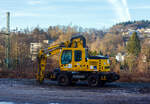 gleisbau-5/871274/der-liebherr-a-900-c-zw Der Liebherr A 900 C ZW Li / 1031 Zweiwegebagger mit Vier-Punkt-Abstützung, der Hering Bau GmbH und Co. KG aus Burbach-Holzhausen (interne Nr. 51), Kleinwagen-Nr. D-HGUI 99 80 9903 138-2, abgestellt am 27 Dezember 2024 auf dem ehem. Kleinbahnhof der Westerwaldbahn (WEBA) in Scheuerfeld/Sieg.

Der Zweiwegebagger hat ein Eigengewicht von 22,5 t, eine Anhängelast von 120 t und eine Höchstgeschwindigkeit von 20 km/h (in Weichen und Kreuzungen beschränkt auf 10 km/h), er hat eine Kfz -Bremse und eine Waggonbremsanlage.
