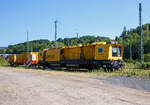 Die SPENO Schienenschleifeinheit RR 16 MS-6, Schweres Nebenfahrzeug Nr. 99 84 9127 001-8 NL- SPENO, ist am 13.06.2020 in Betzdorf (Sieg) abgestellt. Zudem ist auch der zugeh. Schutzwagen 31 85 3936 163-0 CH-WASCO, der Gattung Res, beladen mit Werkstatt- und Aufenthaltscontainern, abgestellt.

Die Schienenschleifeinheit RR 16 MS-6 wurde 2010 von MATISA Matériel Industriel S.A. (Crissier, Schweiz) unter der Fabriknummer 56026 gebaut und an die Speno International S.A. (Meyrin, Schweiz) geliefert. Die Maschine hat jedoch neue Drehgestelle der ELH (Eisenbahn Laufwerke Halle) aus dem Jahr 2018 bekommen (ELH Fabriknummer 47159 und 47160). 

Die Maschine ist für Schienenschleifarbeiten an Strecken und Weichen geeignet, die Bearbeitung ist in beide Fahrtrichtungen möglich. Im Netz ist leider wenige Daten der RR 16 MS vorhanden, so bin ich bei den Technischen Daten auf den selbst gesehenen Anschriften an der Maschine angewiesen. 

TECHNISCHE DATEN:
Spurweite: 1.435 mm (Normalspur)
Achsformel: B'B'
Länge über Puffer: 21.920 mm 
Drehzapfenabstand: 14.700 mm
Achsabstand im Drehgestell: 1.800 mm
Laufraddurchmesser: 920 mm (neu)
Eigengewicht: 86.700 kg
Dienstgewicht: 88.900 kg
Motorleistung: 708 kW
Höchstgeschwindigkeit: 100 km/h (Eigen und geschleppt)
Bremse: 2x KE-GPmZ
Bremsgewichte (je Drehgestell): P=34t G=24 t
kleinster bef. Gleisbogen: 80 m
Zul. Anhängelast: 120 t
Zur Mitfahrt zugel. Personenzahl: 6
Kraftstoffvorrat: 2.800 l  (Diesel)
Zugelassen für Streckenklasse D2 und höher
