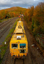 gleisbau-4/768730/was-auf-so-ein-paar-meter Was auf so ein paar Meter auf einem Gleis alles los sein kann...
Hier am 27.10.2020 in Herdorf auf der Hellertalbahn (KBS 462). Das Gleis wurde zwischen Neunkirchen und Herdorf erneuert, so sind im 2. Durchgang im Einsatz (von vorne nach hinten):
Die Plasser & Theurer Universalstopfmaschine UNIMAT 09-475/4S (Kombinierte Gleis- und Weichenstopfmaschine), Schweres Nebenfahrzeug Nr. D-DGU 99 80 9424 001-2 und die Plasser & Theurer Schotterverteil- und Planiermaschine SSP 110 SW, Schweres Nebenfahrzeug Nr. D-DGU 99 80 9425 068-0, ex 97 16 46 516 18-9 D-DGU (ex Hering Gleisbau, ex Volker-Rail).
Den beiden Maschinen folgt die 218 485-1 (92 80 1218 485-1 D-AIX) der AIXrail GmbH mit einem Schotterzug (zweiachsige Sch�ttgutwagen der Gattung Fccpps).