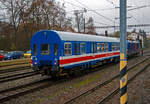 scz-sprva-eleznic-bis-2020-sdc-sprva-elezni-n-dopravn-cesty-4/798613/ein-tschechischer-gleismesszug-der-sprva-eleznic Ein tschechischer Gleismesszug der Sprva eleznic (SCZ), bestehend aus der SIEMENS Vectron MS – 193 901-6 (in Deutschland eingestellt) und dem Gleismesswagen CZ-SZCZ 99 54 93-62 005-9, steht am 24.11.2022 bei Karltejn (deutsch Karlstein, zum Bezirk Beroun). Aufnahme aus dem Zugheraus.

Das staatliche tschechische Eisenbahninfrastrukturunternehmen hie bis Januar 2020 SDC - Sprva elezničn dopravn cesty (deutsch: Verwaltung der Eisenbahn-Verkehrswege) und wurde Sprva eleznic (SCZ) unbenannt.

Der Gleismesswagen dient zur Messung der geometrischen Parameter der Gleise. Er wurde von der niederlndischen Firma ER aus einem vom VEB Waggonbau Bautzen 1989/90 gebauten ČD-Schnellzugwagen der Gattung Bymee umgebaut. 

Die geometrischen Parameter des Gleises werden berhrungslos alle 0,25 m des abgefahrenen Gleises abgetastet. Die Messgrenergebnisse werden in dynamische und quasistatische Anteile der Gleislage unterteilt. Dynamische Gren reprsentieren Lngshhe, berhhung, Gleisrichtung, Spurweite, Einbruch mit optionaler Basislnge. Quasistatische Gren reprsentieren Krmmung, Hhe und Spurweite. Das System zur Messung einzelner geometrischer Parameter verwendet Beschleunigungssensoren, Winkelgeschwindigkeiten, induktive Wegsensoren, ein laseroptisches System mit CCD-Kameras (zur Spur- und Richtungsmessung). Die Messwerte werden von einem Computer verarbeitet mit einer bersicht ber die unmittelbaren Mngel der Abschnittsauswertung. Individuelle Dateien ermglichen die Weiterverarbeitung im Auswertezentrum. Der Messwagen ist auerdem mit einem Videosystem ausgestattet, das die gemessene Strecke kontinuierlich aufzeichnet.

TECHNISCHE DATEN:
Spurweite: 1.435 mm (Normalspur)
Anzahl der Achsen: 4 
Lnge ber Puffer:  26.400 mm
Drehzapfenabstand: 19.000 mm
Hhe: 4.050 mm
Breite: 3.140 mm
Achsabstand: 8.000 mm
Eigengewicht: 43.245 kg
Hchstgeschwindigkeit: 160 km/h 
Bremse: DK-PR (D)
Kleister befahrbarer Gleisbogen: R = 150 m


Die SIEMENS Vectron MS (X4E) - 193 901-6 (91 80 6193 901-6 D-SZDC) der Sprva eleznic (SCZ) ist in Deutschland eingestellt und wird vorwiegend vor Messzgen eingesetzt. 

Die Siemens X4E bzw. Siemens Vectron MS wurde 2010, als eine der ersten neuen Produktfamilie Vectron, von Siemens Mobilitiy in Mnchen-Allach unter der Fabriknummer 21691 gebaut. Und vom Prfcenter Wegberg-Wildenrath als 91 80 6193 901-6 D-PCW eingestellt. Fr die Zulassungszwecke bekam sie alle wichtigen europischen Zugbeinflussungssysteme eingebaut. Von 2014 war sie als Mietlok, oft fr die Lokomotion Gesellschaft fr Schienentraktion mbH in Mnchen unterwegs. Im August 2018 wurde sie Siemens Mobility GmbH als 91 80 6193 901-6 D-SIEAG eingestellt. 2021 wurde sie dann an das tschechische Eisenbahninfrastrukturunternehmen Sprva eleznic (SCZ) verkauft, blieb aber in Deutschland eingestellt.

Die Vectron MS (Multi-System - High Power)  mit einer Leistung von 6.4 MW (unter Wechselstrom) mit einer zugelassenen Hchstgeschwindigkeit bis 200 km/h hat die Zulassungen fr Deutschland, sterreich, Ungarn, Tschechien, Polen, Slowakei Rumnien (D/A/H/PL/CZ/SK/RO).