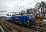 scz-sprva-eleznic-bis-2020-sdc-sprva-elezni-n-dopravn-cesty-4/798616/die-siemens-vectron-ms-x4e-- Die SIEMENS Vectron MS (X4E) - 193 901-6 (91 80 6193 901-6 D-SZDC) vom tschechischen Eisenbahninfrastrukturunternehmen Sprva eleznic (SCZ) steht am 24.11.2022, mit dem Gleismesswagen CZ-SZCZ 99 54 93-62 005-9, bei Karltejn (deutsch Karlstein, zum Bezirk Beroun). Die Vectron ist in Deutschland eingestellt und wird von der Sprva eleznic vorwiegend vor Messzgen eingesetzt. 

Die Siemens X4E bzw. Siemens Vectron MS wurde 2010, als eine der ersten neuen Produktfamilie Vectron, von Siemens Mobilitiy in Mnchen-Allach unter der Fabriknummer 21691 gebaut. Und vom Prfcenter Wegberg-Wildenrath als 91 80 6193 901-6 D-PCW eingestellt. Fr die Zulassungszwecke bekam sie alle wichtigen europischen Zugbeinflussungssysteme eingebaut. Von 2014 war sie als Mietlok, oft fr die Lokomotion Gesellschaft fr Schienentraktion mbH in Mnchen unterwegs. Im August 2018 wurde sie Siemens Mobility GmbH als 91 80 6193 901-6 D-SIEAG eingestellt. 2021 wurde sie dann an das tschechische Eisenbahninfrastrukturunternehmen Sprva eleznic (SCZ) verkauft, blieb aber in Deutschland eingestellt.

Die Vectron MS (Multi-System - High Power)  mit einer Leistung von 6.4 MW (unter Wechselstrom) mit einer zugelassenen Hchstgeschwindigkeit bis 200 km/h hat die Zulassungen fr Deutschland, sterreich, Ungarn, Tschechien, Polen, Slowakei Rumnien (D/A/H/PL/CZ/SK/RO).