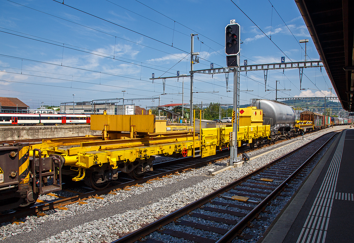 4-achsiger Drehgestellflachwagen 37 80 3940 044-5 D-ORME, der Gattung Res, der OnRail GmbH als Gegengewichtwagen zum 100 t GOTTWALD Gleisbauschienenkran GS 80.08 T (99 85 9219 025-5 CH-VMG) der Vanomag AG, am 18.05.2018 in einem Zugverband beim Signalhalt im Bahnhof Yverdon-les-Bains (VD).

TECHNISCHE DATEN: 
Spurweite: 1.435 mm (Normalspur)
Anzahl der Achsen: 4 (in 2 Drehgestellen)
Länge über Puffer:  19.900 mm
Drehzapfenabstand:  14.860 mm
Achsabstand im Drehgestell:  1.800 mm
Länge der Ladefläche: 18.500 mm 
Ladefläche: 49,2 m
Höchstgeschwindigkeit:  beladen 100 km/h / leer 120 km/h
Eigengewicht:  25.180 kg
Maximale Ladegewicht:  54,8 t (ab Streckenklasse C)
Kleinster bef. Gleisbogenradius:  75 m
Bremse: KE-GP
Intern. Verwendungsfähigkeit:  RIV