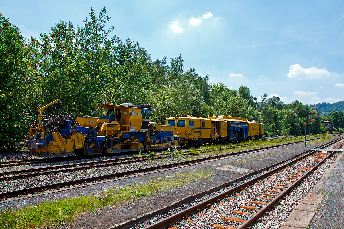 Am 11.06.2021 abgestellt auf dem Gleis 4 im Bahnhof Herdorf: Die Plasser & Theurer Schotterverteil- und Planiermaschine SSP 110 SW, Schweres Nebenfahrzeug Nr. D-DGU 99 80 9425 068-0, ex 97 16 46 516 18-9 D-DGU (ex Hering Gleisbau, ex Volker-Rail und dahinter die Plasser & Theurer Universalstopfmaschine UNIMAT 09-475/4S (Kombinierte Gleis- und Weichenstopfmaschine), Schweres Nebenfahrzeug Nr. D-DGU 99 80 9424 001-2. Beide Maschinen gehren der der DGU - Deutsche Gleisbau Union aus Koblenz.