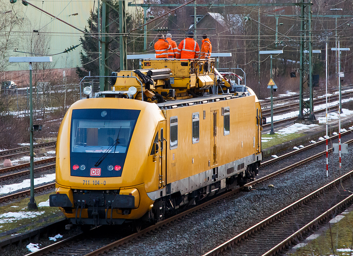 Am frhen Morgen des 13.02.2018 hatte ein Lkw alle vier Oberleitungen am Bahnbergang Charlottenhtte (an der Siegstrecke) in Niederschelden beschdigt. Die Bahnstrecke zwischen Siegen und Brachbach war den ganzen Tag gesperrt, fr diesen Notfall waren zwei Turmtriebwagen bzw. Instandhaltungsfahrzeuge fr Oberleitungsanlagen (IFO) der DB Netz AG den ganzen Tag dort fr die Reparaturarbeiten im Einsatz.

Hier das Instandhaltungsfahrzeug fr Oberleitungsanlagen (IFO) 711 104-0 der DB Netz AG.

Das IFO 711 104-0 wurde 2002 von der GBM Gleisbaumechanik Brandenburg/H. unter der Fabriknummer 711.104 gebaut. Der ORT 708 325-6 wurde 1990 von der Waggonbau Grlitz unter der Fabriknummer 20300/9 und als 188 325-5 an die DR geliefert.

Weitere Info siehe:
http://bahndienst.startbilder.de/bild/deutschland~unternehmen~db-netz-ag-2/759156/am-fruehen-morgen-des-13022018-hatte.html
