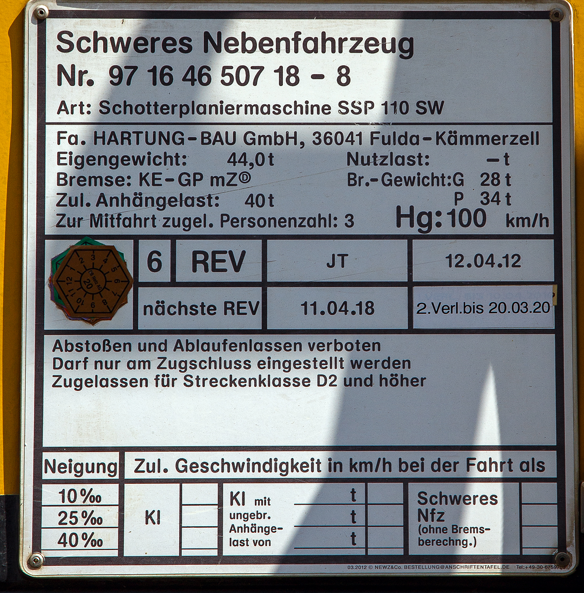 Anschriftentafel der Plasser & Theurer Schnell-Schotterplaniermaschine SSP 110 SW,   Alles wird gut! , Schweres Nebenfahrzeug Nr. 97 16 46 507 18-8,  der Hartung-Bau GmbH (Fulda-Krämmerzell) abgestellt am 25.08.2019 in Kreuztal, 