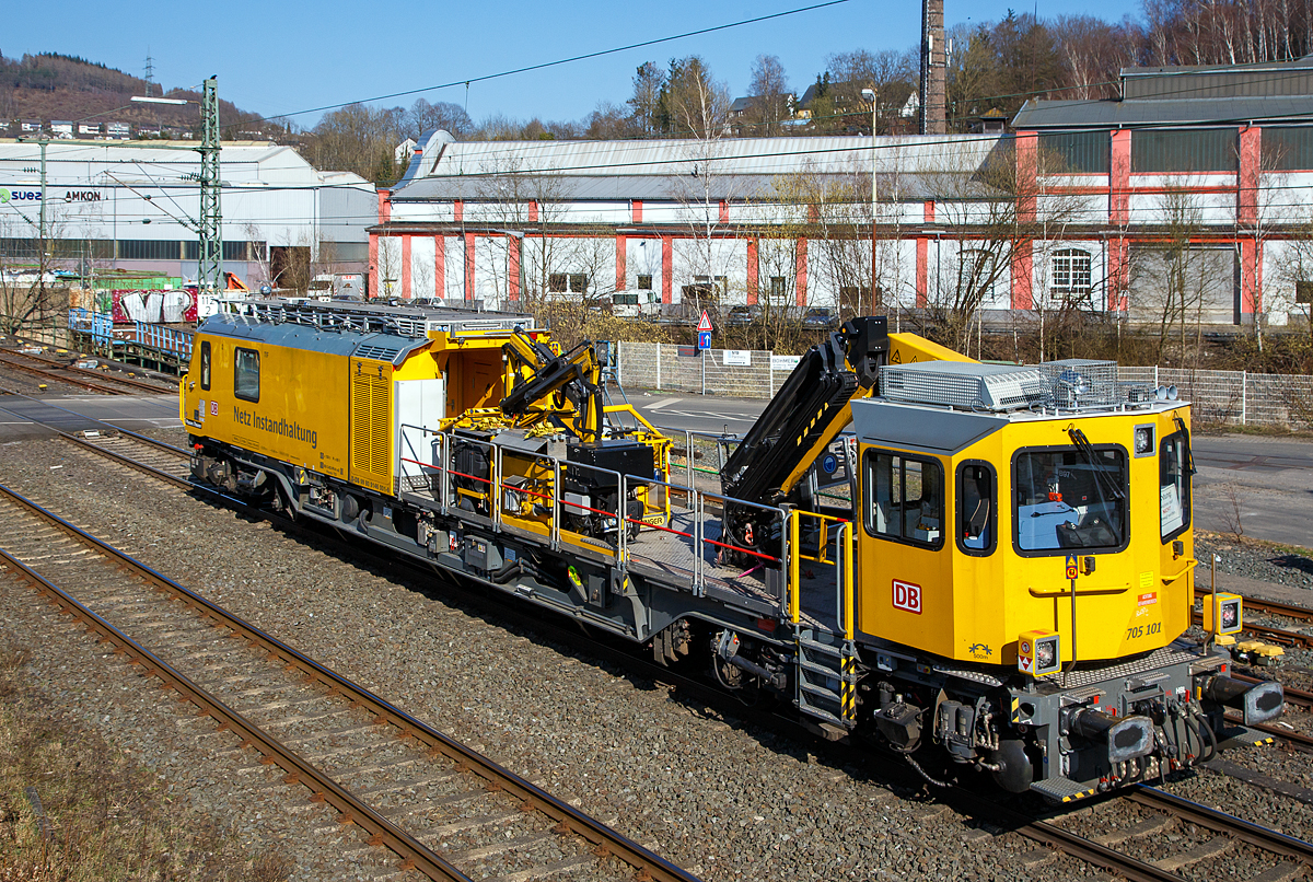 Das Tunnelinspektionsfahrzeug TIF 705 101 (Schweres Nebenfahrzeug Nr.99 80 9146 001-9 D-DB) der DB Netz AG fährt am 24.03.2021 durch Niederschelden in Richtung Siegen.

Das TIF 705 101 wurde 2016 von Plasser & Theurer in Linz (A) unter der Fabriknummer 6358 gebaut und an die DB Netz AG geliefert. 

Diese TIF der BR 705.1, eine neue Generation von Instandhaltungsfahrzeugen der DB Netz AG die von Plasser & Theurer entwickelt und gebaut werden, sie werden auch als Multifunktionales Instandhaltungsfahrzeug (MISS) bezeichnet. Grundgedanke für diese Fahrzeuge ist ein Einsatz über die verschiedenen Gewerke hinaus, dass heißt, dass die Fahrzeuge zum einen als herkömmliche Gleisarbeitsfahrzeuge, andererseits aber auch für die Tunnelinstandhaltung (TIF) und als Schneeräumfahrzeug Verwendung finden. Einige der Fahrzeuge werden auch mit ECTS ausgestattet, um auch Aufgaben der Streckeninstandhaltung auf der neuen Schnellfahrstrecken zu können. 

Das Tunnel-Inspektionsfahrzeug TIF verfügt über insgesamt drei Kräne deren Reichweite bis zu 14,5 m beträgt. Die geräumige, elastisch gelagerte und schallisolierte Kabine hat ein begehbares Dach mit ausfahrbarem Geländer.
 
TECHNISCHE DATEN: 
Spurweite: 1.435 mm
Länge über Puffer:  23.000 mm  
Drehzapfenabstand:  15.400 mm  
Achsstand im Drehgestell: 2.500 mm  
Lauf- und Treibraddurchmesser: 920 mm
Eigengewicht:  76,5 t
Nutzlast: 1,5 t
Bremse  KB C-KE-PR-H mZ (D) 130 t P 80 t
Höchstgeschwindigkeit  140 km/h 
Anhängelast: 50 t 
Zur Mitfahrt zugel. Personenanzahl: 10 
Kleinster befahrbarer Gleisbogen: R=150m
Zul. Streckenkasse: C2 oder höher
Sonstiges: Einsatz auf Steilstrecken genehmigt