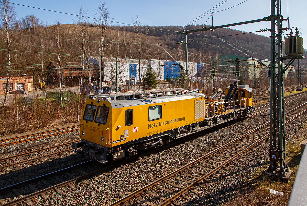 Das Tunnelinspektionsfahrzeug TIF 705 101 (Schweres Nebenfahrzeug Nr.99 80 9146 001-9 D-DB) der DB Netz AG fährt am 24.03.2021 durch Niederschelden in Richtung Siegen.

Das TIF 705 101 wurde 2016 von Plasser & Theurer in Linz (A) unter der Fabriknummer 6358 gebaut und an die DB Netz AG geliefert. 

Diese TIF der BR 705.1, eine neue Generation von Instandhaltungsfahrzeugen der DB Netz AG die von Plasser & Theurer entwickelt und gebaut werden, sie werden auch als Multifunktionales Instandhaltungsfahrzeug (MISS) bezeichnet. Grundgedanke für diese Fahrzeuge ist ein Einsatz über die verschiedenen Gewerke hinaus, dass heißt, dass die Fahrzeuge zum einen als herkömmliche Gleisarbeitsfahrzeuge, andererseits aber auch für die Tunnelinstandhaltung (TIF) und als Schneeräumfahrzeug Verwendung finden. Einige der Fahrzeuge werden auch mit ECTS ausgestattet, um auch Aufgaben der Streckeninstandhaltung auf der neuen Schnellfahrstrecken zu können. 

Das Tunnel-Inspektionsfahrzeug TIF verfügt über insgesamt drei Kräne deren Reichweite bis zu 14,5 m beträgt. Die geräumige, elastisch gelagerte und schallisolierte Kabine hat ein begehbares Dach mit ausfahrbarem Geländer.
 
TECHNISCHE DATEN: 
Spurweite: 1.435 mm
Länge über Puffer:  23.000 mm  
Drehzapfenabstand:  15.400 mm  
Achsstand im Drehgestell: 2.500 mm  
Lauf- und Treibraddurchmesser: 920 mm
Eigengewicht:  76,5 t
Nutzlast: 1,5 t
Bremse  KB C-KE-PR-H mZ (D) 130 t P 80 t
Höchstgeschwindigkeit  140 km/h 
Anhängelast: 50 t 
Zur Mitfahrt zugel. Personenanzahl: 10 
Kleinster befahrbarer Gleisbogen: R=150m
Zul. Streckenkasse: C2 oder höher
Sonstiges: Einsatz auf Steilstrecken genehmigt