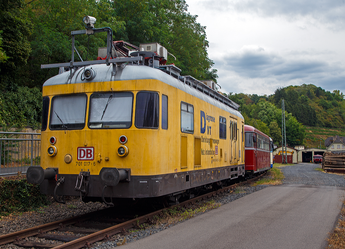 Der Diagnose VT Oberleitungsmesswagen 701 017-6 (99 80 9263 002-4 D-DB) der DB Netz Instandhaltung, ex DB Karlsruhe 6213 ist am 03.08.2020 in Linz am Rhein abgestellt. Nach meiner Vermutung (da er hier steht) ist er an die Eifelbahn Verkehrsgesellschaft mbH (EVG) verkauft.

Das Fahrzeug wurde 1959 von der Waggon- und Maschinenbau GmbH in Donauwörth (WMD) unter der Fabriknummer 1363 und als Turmtriebwagen Karlsruhe 6213 an die Deutsche Bundesbahn geliefert. Zum 01.01.1968 erfolgte die Umzeichnung in DB 701 017-6. Der Umbau zum Diagnose VT erfolgte 1998. u.a. wurde die Arbeitsbühne entfernt und erhielt einen zweiten Stromabnehmer auf dem Dach. Die Diagnose VT werden zur Inspektion der Oberleitung eingesetzt, sollen aber aufgrund der geringen Höchstgeschwindigkeit von 90 km/h zeitnah ausgemustert werden.