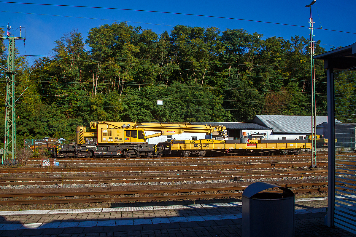 Der EDK 851 bzw. der 125 t KIROW Gleisbauschienenkran KIROW Multi Tasker KRC 810 T (mit Schwerlastausrstung), Schweres Nebenfahrzeug Nr. 99 80 9419 028-2 D-DB, ex 97 82 53 001 19-9, der DB Bahnbau Gruppe GmbH, ist mit dem 4-achsigen Schutzwagen (zum EDK 152) 80 80 3948 038-5 D-DB, am 08.10.2021 im Bahnhof Au (Sieg) abgestellt. Der Schutzwagen ist u.a. beladen Traversen fr den Kran.

Der Kran wurde 2002 von KIROW in Leipzig unter der Fabriknummer 117 800 gebaut und an die DB Bahnbau Gruppe GmbH geliefert.
