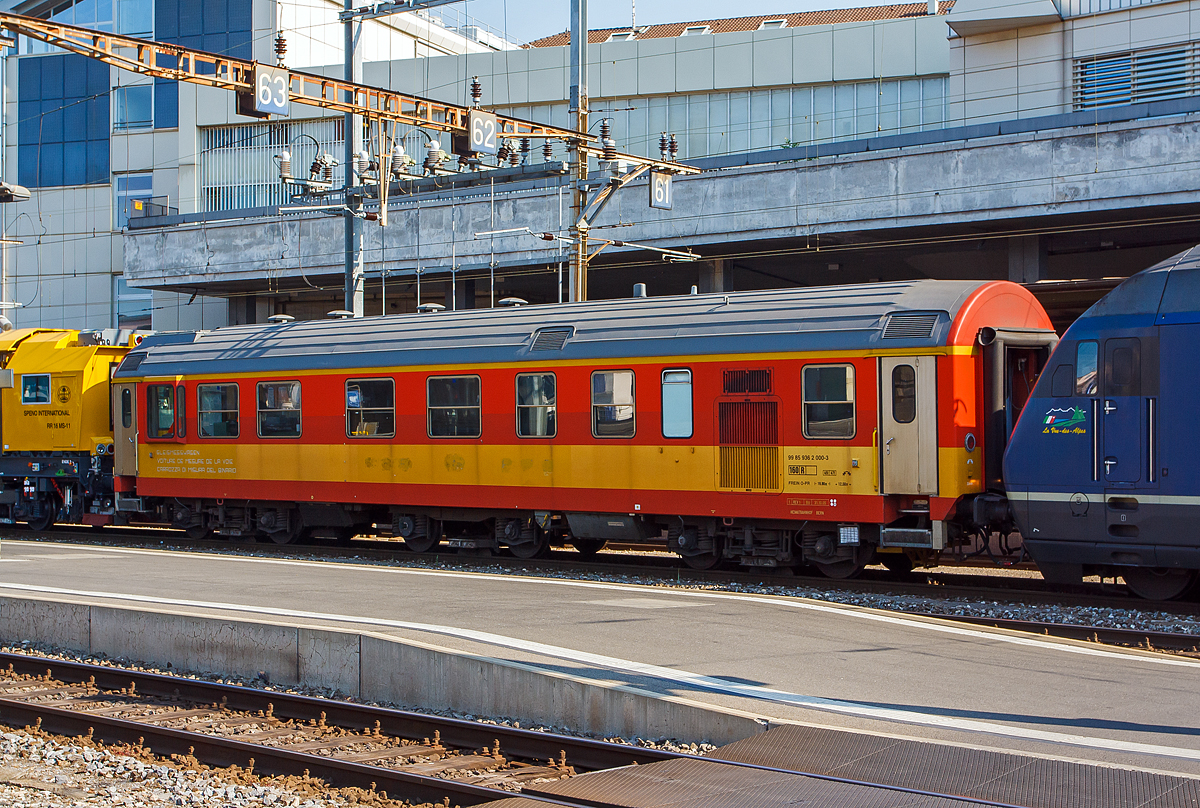 Der Gleismesswagen 99 85 936 2 000-3 (vermutlich ex SBB X 60 85 99 73 105-6) am 29.05.2012 im Bahnhof Lausanne, im Zugverband eingereiht zwischen der BLS 465 015-6 „La Vue-des-Alpes“  und der SPENO Schienenschleifzug RR 16 MS-11 (99 85 9127 102-3 CH-SPENO). 

Die Schweizerischen Bundesbahnen setzten landesweit diesen von der Schweizer Firma MATISA Matriel Industriel S.A. hergestellten Gleismesswagen fr die jhrliche berprfung des Schienennetzes ein. Fr die Messungen ist ein zweiachsiges Messfahrgestell in der Mitte des Wagens angebracht. Auffllig ist neben der Einstiegstr (links im Bild) das vorgesetzte Fenster, zudem ist eine Wagenfront (hier im Bild schlecht erkennbar) mit einer dreiteiligen Frontscheibe verglast. 

Der Gleismesswagen hat die Immatrikulationsnummer X 60 85 99-73 105-6, ist 45 Tonnen schwer und hat einen Drehzapfenstand von 12.500 mm, seine Lnge ber Puffer betrgt 19.900 mm. Fr die Messungen ist ein zweiachsiges Messfahrgestell in der Mitte des Wagens angebracht.

TECHNISCHE DATEN:
Spurweite: 1.435 mm (Normalspur)
Anzahl der Achsen: 6 (in 3 Drehgestellen)
Lnge ber Puffer: 19.900 mm
Drehzapfenabstand: 2 x 6.250 = 12.500 mm
Eigengewicht: 45.000 kg
Zul. Geschwindigkeit: 160 km/h
Bauart der Bremse: FREIN O-PR

Der Wagen wurde wahrscheinlich durch das  selbstfahrenden Diagnosefahrzeug der SBB Infrastruktur XTmass 99 85 91 60 001-5 abgelst.