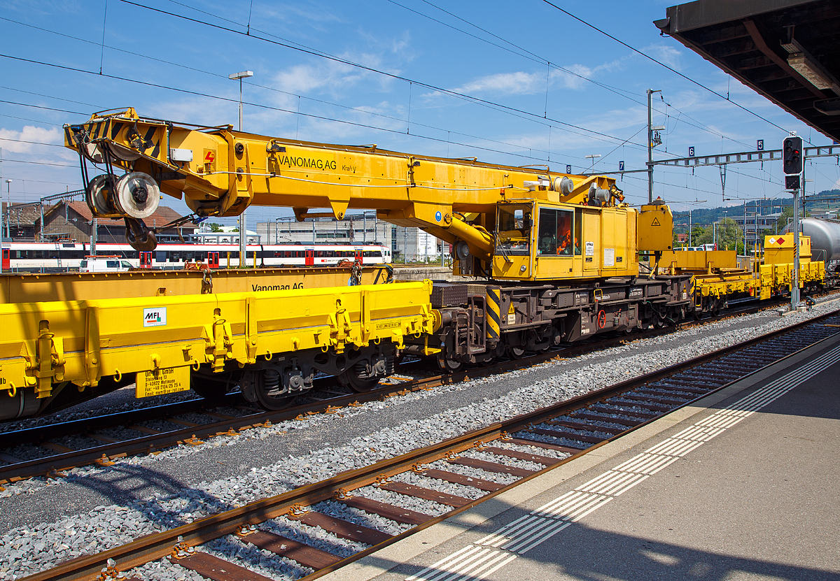 Der Kran V der Vanomag AG ein 100 t GOTTWALD Gleisbauschienenkran GS 80.08 T, 99 85 9219 025-5 CH-VMG VTmaass, ex VTmaass 80 85 95 81 404-3, im Zugverband am 18.05.2018 beim Signalhalt im Bahnhof Yverdon-les-Bains.

Der Kran wurde 1994 von Gottwald in Dsseldorf gebaut.

TECHNISCHE DATEN:
Spurweite: 1.435 mm
Lnger ber Puffer: 13.000 mm (ohne Kranausleger)
Breite in Transportstellung:  3.100 mm
Hhe in Transportstellung:  4.200 mm
Anzahl der Achsen: 8 (in 4 Drehgestelle bzw. 2 Doppeldrehgestelle)
Drehzapfenabstand: 8.000 mm
Drehzapfenabstand im Doppeldrehgestell: 2.300 mm
Achsabstand in den Einzeldrehgestellen: 1.100 mm
Ergebene Achsabstnde in m: 1,1 / 1,2 / 1,1/ 5,6 / 1,1 / 1,2 / 1,1
Raddurchmesser: 730 mm (neu) / 680 mm (abgenutzt)
Eigengewicht (in Transportstellung): 120 t
Maximale Traglast: 100 t (abgesttzt)  / 80 t (freistehend)
Kleinster befahrbarer Radius: 90 m 
max. Geschwindigkeit im Zugverband: 120 km/h
max. Geschwindigkeit im Eigenantrieb: 20 km/h
Maximale Achslast (in Transportstellung): 15 t
Motorleistung  190 kW
Maximale Ausladung vor Puffer: 13,5 m (Traglast 30 t)