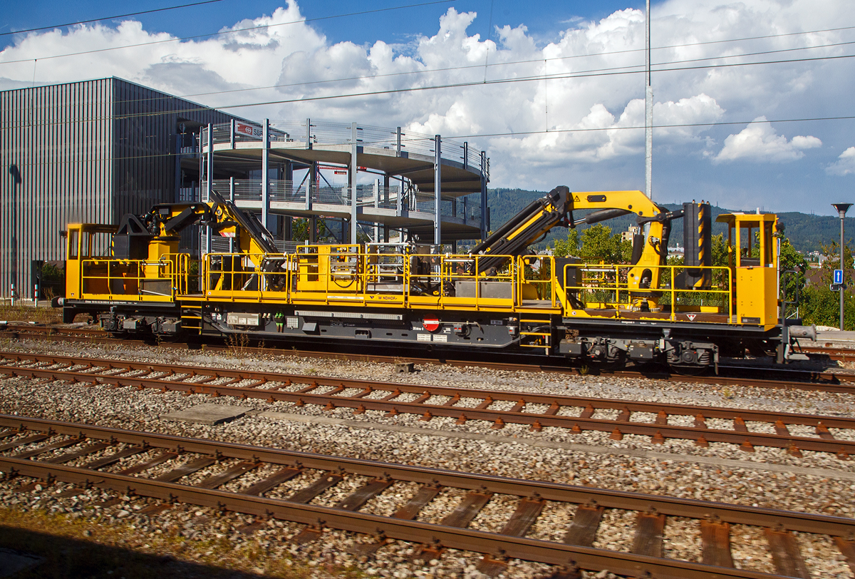 Der SBB Kranwagen “KRANI” XTmass 99 85 92 36 080-9 CH-SBBI (SBB Dienstwagen) der SBB Infrastruktur, ein 4-achsiger Windhoff MPW Multi Purpose Wagon, Trgerfahrzeug mit Kranaufbau und dreiteiliger Arbeitsbhne (mit Twist-Lock-System im 10 Fuss-Raster) steht am 05.09.2021 bei Stein-Sckingen. Aufgenommen aus dem Zug heraus. 

Der Wagen besitzt u.a. eine Palfinger-Arbeitsbhne und einen Palfinger-Ladekran mit ankoppelbaren Arbeitskorb BB 33. Die Steuerung der Arbeitsfahrt ist vom Arbeitskorb aus mglich.

TECHNISCHE DATEN:
Spurweite: 1.435 mm (Normalspur)
Anzahl der Achsen: 4 (Achsformel bei Eigenfahrt unbekannt)
Lnge ber Puffer: 20.000 mm
Drehzapfenabstand: 13.440 mm
Achsabstand im Drehgestell: 1.800 mm
Max. Eigengeschwindigkeit: 40 km/h
Hchstgeschwindigkeit (geschleppt): 120 km/h
Gewicht: 67,2 t.