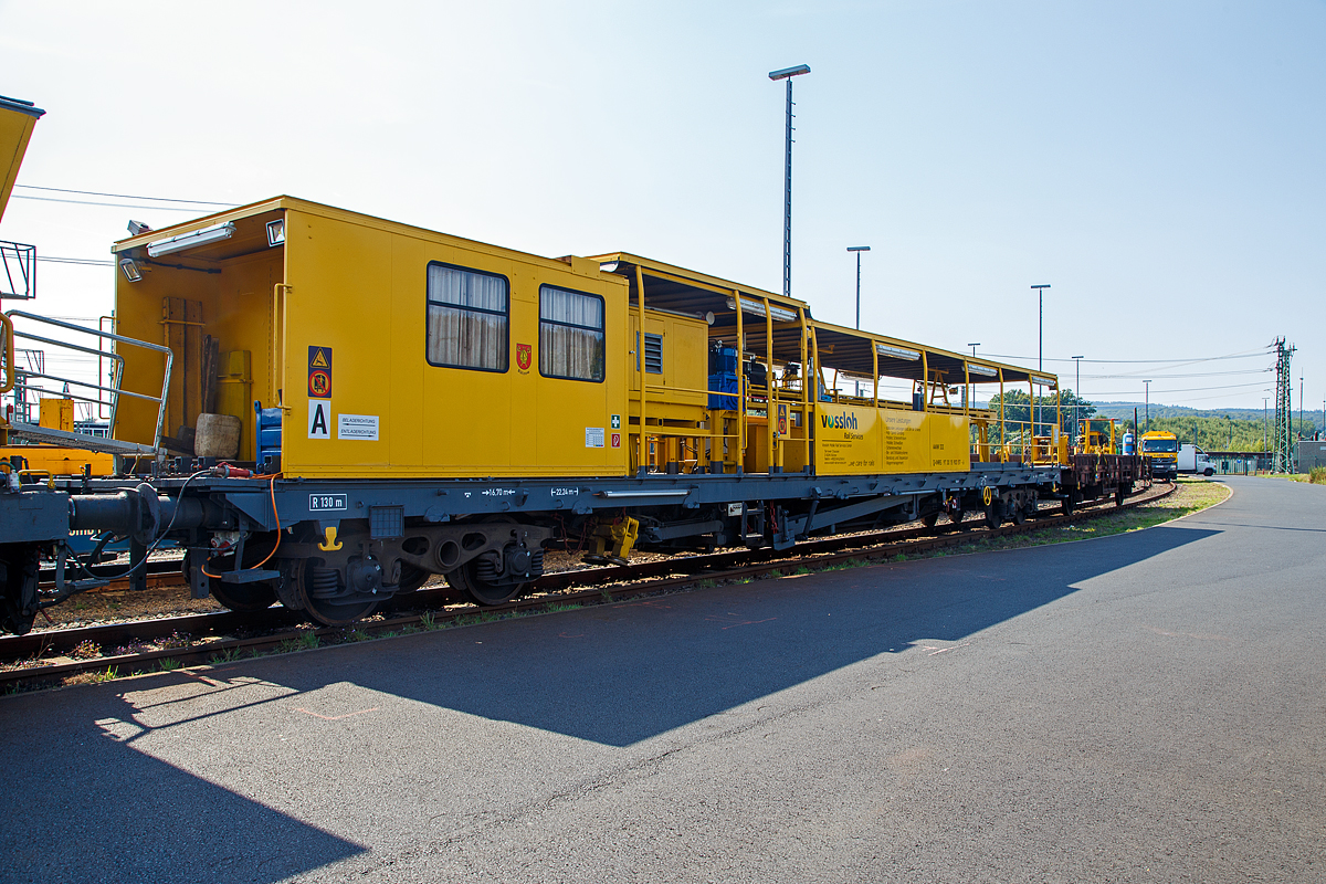 Der Schienenwechselzug (Schienenwechselsystem) „Railer 3000“ der Vossloh Mobile Railservices GmbH ist am 12.09.2015 beim ICE-Bahnhof Montabaur abgestellt.

Mit dieser Einheit werden in Kombination mit Langschienentransporteinheiten, z.B. der Bauart Robel, werden Langschienen bis zu 360 m Länge gewechselt. Dabei werden im ersten Arbeitsgang die Altschienen, in Gleismitte oder auf den Schwellenköpfen, abgelegt und die neuen Schienen verlegt (bis zu 800m/Std.). Im zweiten Arbeitsgang werden dann die Altschienen aufgenommen und auf die Langschienentransporteinheiten verladen (bis zu 800m/Std.). Der kleinste Arbeitsgleisbogen beträgt dabei 350 m.

Das Schienenwechselsystem „Railer 3000“ besteht  aus einem Railer 3000 / Wechselmodul und einem AAW III / Aufnahme- und Abzugswagen, hier im Bild der AAW III, Schweres Nebenfahrzeug Nr. D-VMRS 97 30 15 903 57-6, „Bützow“.

TECHNISCHE DAREN des AAW 3:
Spurweite: 1.435 mm (Normalspur)
Achsanzahl: 4 (in zwei Drehgestellen)
Länge über Puffer: 22.240 mm
Drehzapfenabstand: 16.700 mm
Achsabstand im Drehgestell: 1.800 mm
Eigengewicht: 34 t
Zur Mitfahrt zugelassene Personen: 9
Höchstgeschwindigkeit: 100 km/h
Bremse: KE-GP
Kleinster befahrbarer Gleisbogen: R = 130 m