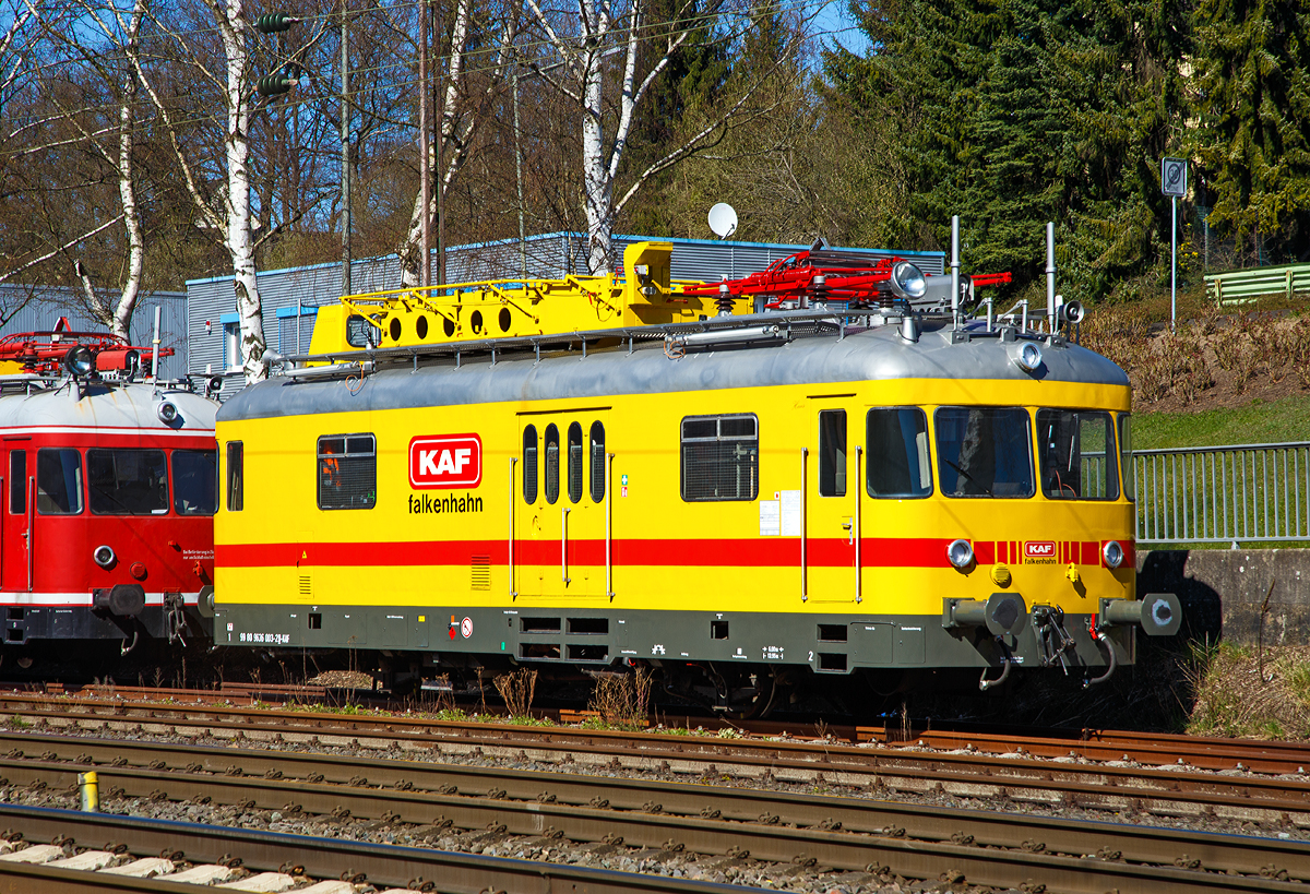 Der Turmtriebwagen 99 80 9636 003 2 D-KAF der KAF SigBahnTec GmbH (Kreuztal), ex TVT 701 089-5 der VEB (Vulkan-Eifel-Bahn Betriebsgesellschaft mbH), ex DB 701 089-5, ex Deutsche Bahn Nrnberg 6319, ist am 04.04.2020 in Kreuztal abgestellt.

Der Turmtriebwagen (TVT) wurde 1963 bei WMD (Waggon- und Maschinenbau GmbH) in Donauwrth unter der Fabriknummer 1504 gebaut. Bei der DB war er in Ansbach und Nrnberg beheimatet. Nach der Ausmusterung 2004 kam er 2008 zur VEB - Vulkan-Eifel-Bahn in Gerolstein, wo er fr die Instandhaltungsarbeiten auf der Eifelquerbahn eingesetzt. Nach einer umfassenden Instandsetzung und Neulackierung durch die Werkstatt der VEB erfolgte am 20.01.2020 die bergabe an den neuen Eigentmer KAF Falkenhahn.

Die Turmtriebwagen der DB-Baureihen 701 sind eine Serie von Bahndienstfahrzeugen der Deutschen Bundesbahn, die Fahrzeuge aus den erfolgreich produzierten Uerdinger Schienenbussen abgeleitet nicht zuletzt um die Ersatzteilhaltung zu vereinfachen. 

In den 1950er Jahren wurde das Netz der Deutschen Bundesbahn zunehmend elektrifiziert. Damit entstand ein Bedarf an Fahrzeugen zur Installation und Instandhaltung der Fahrleitung. Deshalb beschaffte die Deutsche Bundesbahn insgesamt 167 berwiegend zweimotorige moderne Wartungsfahrzeuge fr diesen Zweck. Der VT 55 (ab 1968 Baureihe 701) entstand auf Basis des Schienenbusses VT 98 (ab 1968 Baureihe 798). Hersteller war die Waggon- und Maschinenbau GmbH in Donauwrth.

Zwischen den Fhrerstnden befindet sich ein 26 m groer Aufenthaltsraum mit einer Werkstatt. Dort sind Regale, eine Werkbank sowie eine Sitz- und Waschgelegenheit montiert, auch der Zugang zur Kanzel zur Beobachtung der Fahrleitung befindet sich dort. Die einzige nderung des Wagenkastens im Vergleich zur BR 798 ist die Erhhung des Daches.

Auf dem Dach befindet sich ein Stromabnehmer zur Erdung und Prfung der Fahrleitung. Das Dach wird fast vollstndig von einer hydraulisch heb- und schwenkbaren Arbeitsbhne bedeckt. Die Arbeitsbhne kann mit bis zu 300 Kilogramm beladen werden. Auch eine Beobachtungskanzel und Suchscheinwerfer wurden auf dem Dach angebracht.

TECHNISCHE DATEN:
Achsformel: AA
Spurweite: 1.435 mm (Normalspur)
Lnge ber Puffer: 13.950 mm
Achsabstand: 6.000 mm
Dienstgewicht: 24,6 t
Motor: 6-ZylinderUnterflur 4-Takt-Dieselmotor
Motorleistung  2 x 110 kW (150 PS) bei 1.900 U/min
Hchstgeschwindigkeit: 90 km/h
Kupplungstyp: Schraubenkupplung

Sptere Umbauten:
Einige 701 der DB Netz Instandhaltung wurden spter zu Oberleitungsmesswagen (Diagnose VT) umgerstet und tragen statt der Arbeitsbhne einen zweiten Stromabnehmer auf dem Dach. Sie werden zur Inspektion der Oberleitung eingesetzt, sollen aber aufgrund der geringen Hchstgeschwindigkeit von 90 km/h zeitnah ausgemustert werden.