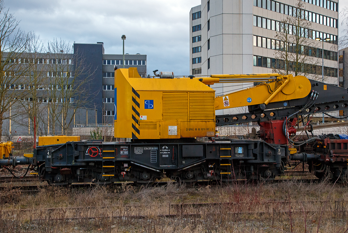 Detailbild der Krupp-Gleisbohrramme, Schweres-Nebenfahrzeug-Nr. 99 80 9210 001-0 D-SPAG, der SPITZKE SCHOMBURG SPEZIALTIEFBAU GmbH (Leer), abgestellt am 08.02.2016 beim Bahnhof Siegen-Weidenau.

Die Krupp-Gleisbohrramme ist speziell für den Einsatz auf Baustellen der DB Bahn AG konstruiert und gebaut worden. Sie realisiert gegengleisfreie Gründungen im Ramm- und Bohreindrehverfahren ohne Einsatz einer Lokomotive. Das innovative System ermöglicht eine deutlich höhere Effizienz und Flexibilität als alle sonst verfügbaren Maschinen. Damit ist diese Gleisbohrramme das derzeit leistungsstärkste Ramm- und Bohrgerät auf europäischen Schienen und setzt international neue Maßstäbe.

Die Funktionsmerkmale:
Die Arbeit verläuft gegengleisfrei sowie unter abgeschalteter Fahrleitung eigener Fahrantrieb ermöglicht Arbeiten im Baugleis ohne Arbeitslokomotiven. Die Gleisbohrramme hat eine hohe Standfestigkeit durch ihr hohes Eigengewicht und den niedrigen Schwerpunkt, zudem hat sie vier ausschwenkbare Stützen. Mit der vorhandenen Hydraulikanlage ist das Eindrehen von Großrohren (max. Ø bis 1.040 mm), ohne zusätzliches Aggregat möglich. Ein schneller Umbau vom Ramm- zum Bohrgerät ist möglich.

Mögliche Aufgaben:
- Ramm- und Bohrgründungen für Masten und Signalbrücken der Deutsche Bahn AG
- Imloch-Fels-Bohrungen 
- Eindrehen von Großrohren mit Durchmesser bis 1.040 mm
- Gründungen für Hilfsbrücken
- Herstellung von Verbau
- Lade- und Stellarbeiten
- Ausrüstung mit Dieselbären D 15 (Kolbenmasse 1,5 t)  und D 22 (Kolbenmasse 2,2 t) und somit problemlose Aufnahme schwersten Rammgutes


Technische Daten:
Hersteller: KRUPP / SPITZKE SCHOMBURG
Bauart: Gleisbohrramme
Spurweite: 1.435 mm (Normalspur)
Länge über Puffer: 10.600 mm
Drehzapfenanstand: 4.600 mm
Gesamtachsabstand: 7.600 mm
Achsabstand im Drehgestell: je 2 x 1.500 mm = 3.000 mm
Anzahl der Achsen: 6 in 2 Drehgestellen
Motor: Perkins Dieselmotor mit 153 kW (215 PS) Leistung
Höchstgeschwindigkeit im Zugverband:  100 km/h
Höchstgeschwindigkeit mit Eigenantrieb: 6 km/h
Eigengewicht: 96.000 kg
Kleinster befahrbarer Gleisbogen: R = 150 m
 
Ausladung  2,60 m bis 7,30 m von Gleisachse
Nutzlänge als Ramme: mit Dieselhammer D 22 bis zu 14,00 m, mit D 15 bis zu 16,50 m
Nutzlänge beim Eindrehen:  bis zu 14,00 m
Rammgerät: Dieselhammer D 15 und D 22
Rammgut (bei Dieselbär D 22): bis 6,5 t bei 3 m / bis 4 t bei 7,3 m Ausladung 
Bohrgerät  Imlochhammer bis 17 Zoll
Bohrantrieb für Rohre bis Durchmesser 1.040 mm


Der Dieselbär (Was ist das?):
Der Dieselbär ist ein äußerst robuster und zuverlässiger, mit Diesel betriebener Schlaghammer. Dieselbären werden hauptsächlich für Gründungsarbeiten wie zum Einrammen von Stahlprofilen und vorgefertigten Betonpfählen oder zum Einbinden von Rammgut in tragfähige Schichten eingesetzt. 

Dieselbären arbeiten nach dem Prinzip der Schlagzerstäubung, die Funktionsweise entspricht der eines Zweitaktmotors. Durch den Aufschlag des Kolbens wird eine Explosion des Kraftstoff-Luft-Gemisches herbeigeführt, die den Kolben nach oben wirft. Vor dem Aufschlagen auf den Pfahl wird die Schlaghaube durch die Kompression im Zylinder auf den Pfahlkopf gedrückt, wodurch Schäden am Rammgut weitgehend vermieden werden. Durch die exakte Regulierung der Kraftstoffzufuhr durch eine regelbare Kraftstoffpumpe, kann der Dieselbär an das vorgegebene Rammgut und an die unterschiedlichsten Bodenverhältnisse angepasst werden. 

Ein Dieselbär D 22 hat folgende Daten:
Schlaggewicht: 2.200 kg 
Energie pro Schlag: max. 67 t 
Schlagzahl: 40-60 /min 
Explosionsdruckkraft auf das Rammgut max.: 1.180 kN 
Länge: 4.300 mm 
Kopf- Ø: 560 mm 
Gesamtgewicht des Dieselbärs: 6.710 Kg