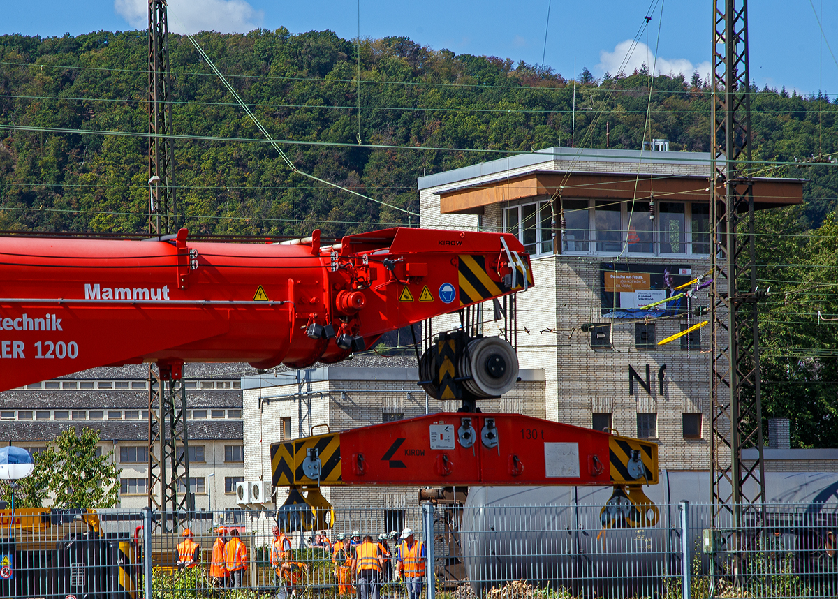 Die 130 t Traverse 4 M – 130T des 160t -KIROW MULTI TASKER KRC 1200 Eisenbahnkran 732 002  Mammut   (Schweres Nebenfahrzeug Nr. D-DB 99 80 9 471 002-2) der DB Netz AG, Maschinenpool, Standort Leipzig, am 02.09.2020 beim Bahnhof Niederlahnstein.

Die Traverse wurde 2014 von KIROW in Leipzig unter der Fabriknummer MT 2013 170664 hergestellt. Sie hat eine Tragfhigkeit von 130 t und ein Eigengewicht von 1.550 kg.

Im Bf Niederlahnstein war am 30.08.2020 ein Kesselwagenzug entgleist.
