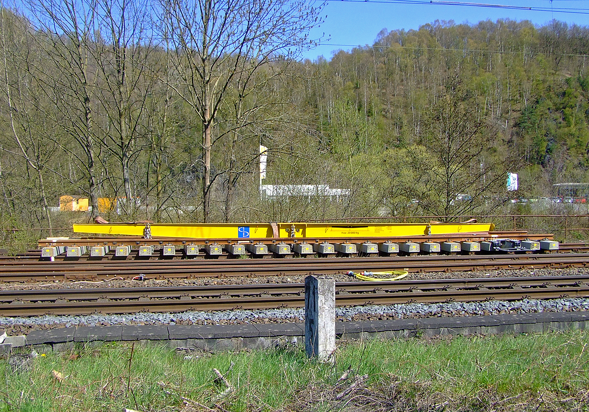 Die 20t-Traverse zum Eisenbahndrehkran 45t Krupp Ardelt BA 007 „Bully“, Schweres Nebenfahrzeug Nr. 97 82 46 504 17-6, der Spitzke AG (Grobeeren), liegt am 17.04.2010, auf einer neuen Weiche beim Bahnhof Wissen/Sieg (beim Km-Stein 71,5).