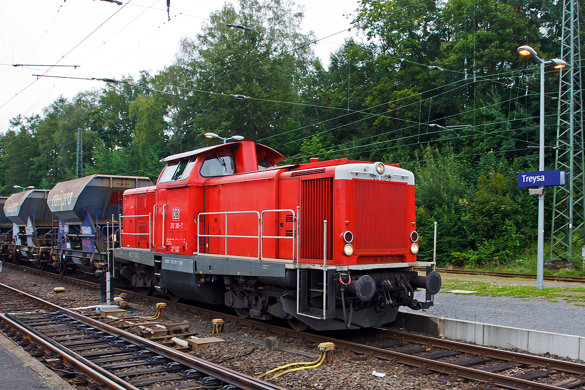 Die 212 310-7 (92 80 1 212 310-7 D-DB) der DB Fahrwegdienste GmbH, ex DB V 100 2310, am 25.08.2014 mit einem Schotterzug durch den Bahnhof Treysa. 

Die V 100.20 wurde 1966 von MaK unter der Fabriknummer 1000357 gebaut, 2004 erfolgte die z-Stellung, im August 2008 erfolgte die Wiederinbetriebnahme nach einer Modernisierung.
