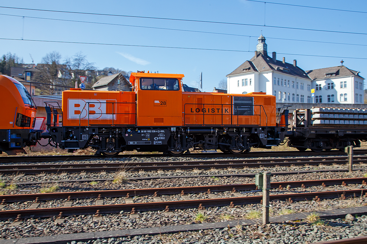 Die Alstom H3-Hybrid BBL 28 (90 80 1002 036-4 D-BBL) der BBL Logistik GmbH (Hannover), eingereiht zwischen der „Smartron“ 192 008-1 (91 80 6192 008-1 D-BBL) und einem Schwellenzug (Schwellen- bzw. Oberbauwagen der Gattung Slps) am 24.03.2021 die der Zugdurchfahrt in Niederschelden in Richtung Köln.

Die Alstom H3-Hybrid wurde 2020 von ALSTOM Lokomotiven Service GmbH in Stendal unter der Fabriknummer H3-00036 gebaut und an die BBL Logistik geliefert. 

Die Alstom H3-Hybrid wird in vier Varianten angeboten, in welcher diese ist kann ich nicht sagen.
Die Varianten sind:
Ein Dieselmotor mit einem 1000-kW-Generator:
Hybrid-Variante mit Dieselmotor,  350-kW-Generator  und Batterie;
zwei Dieselmotoren mit zwei 350-kW-Generatoren und 
Akkulok mit 600 kW Leistung.

Die Alstom Prima H3, auch als Prima H3 oder Alstom H3 bezeichnet, ist eine von ALSTOM Stendal entwickelte Rangier-Hybridlokomotive. Die H3 ist für den Rangierdienst sowie den leichten Streckendienst ausgelegt. Das Fahrzeug besitzt einen Mittelführerstand und drei einzeln gelagerte Achsen, von denen jede durch einen asynchronen Fahrmotor einzeln angetrieben wird. Die Achsen sind als hydraulische Radsatzkopplung mit passiver Radialeinstellung ausgelegt. Durch Eindrehen der ersten Achse im Gleisbogen dreht sich die dritte Achse ebenfalls ein, sodass das Fahrzeug reibungsarm sehr kleine Gleisbögen durchfahren kann. Somit werden Geräuschemissionen reduziert und die Infrastruktur des Streckennetzes geschont. Durch diese hydraulische Lösung werden keine elektrischen Sensoren zur Messung benötigt, um auf Basis des Messwertes die andere Achse des Fahrzeuges entsprechend einzudrehen. Die Fahrzeugplattform wurde durch ALSTOM Stendal vollständig neu entwickelt.

TECHNISCHE DATEN:
Spurweite:  1.435 mm
Achsformel: A’AA’
Länge: 12.800 mm
Achsenabstand: 6.400 mm (2 x 3.200 mm)
Raddurchmesser: 1.000 mm (neu) / 920 mm (abgenutzt)
Breite: 3.080 mm
Dienstgewicht: 67 t
Höchstgeschwindigkeit: 100 km/h
Kleinster befahrbarer Gleisbogen: R  60 m
Bremse: KE-GP-mZ (D)