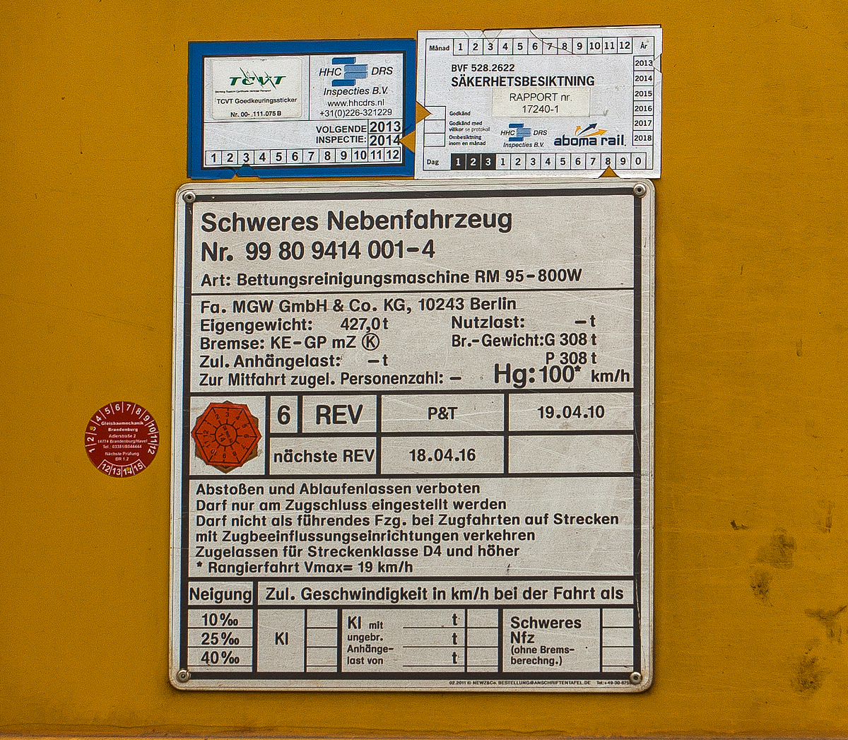 Die Anschriftentafel der  Hochleistungs–Bettungsreinigungsmaschine RM 95-800 W (Schweres Nebenfahrzeug Nr. 99 80 9414 001-4) der MGW, hier am 15.07.2013 bei Würgendorf.