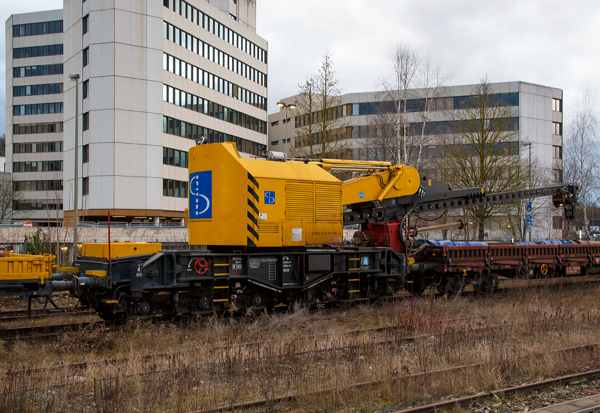 Die Krupp-Gleisbohrramme, Schweres-Nebenfahrzeug-Nr. 99 80 9210 001-0 D-SPAG, der SPITZKE SCHOMBURG SPEZIALTIEFBAU GmbH (Leer), abgestellt am 08.02.2016 beim Bahnhof Siegen-Weidenau.

Die Krupp-Gleisbohrramme ist speziell für den Einsatz auf Baustellen der DB Bahn AG konstruiert und gebaut worden. Sie realisiert gegengleisfreie Gründungen im Ramm- und Bohreindrehverfahren ohne Einsatz einer Lokomotive. Das innovative System ermöglicht eine deutlich höhere Effizienz und Flexibilität als alle sonst verfügbaren Maschinen. Damit ist diese Gleisbohrramme das derzeit leistungsstärkste Ramm- und Bohrgerät auf europäischen Schienen und setzt international neue Maßstäbe.

Die Funktionsmerkmale:
Die Arbeit verläuft gegengleisfrei sowie unter abgeschalteter Fahrleitung eigener Fahrantrieb ermöglicht Arbeiten im Baugleis ohne Arbeitslokomotiven. Die Gleisbohrramme hat eine hohe Standfestigkeit durch ihr hohes Eigengewicht und den niedrigen Schwerpunkt, zudem hat sie vier ausschwenkbare Stützen. Mit der vorhandenen Hydraulikanlage ist das Eindrehen von Großrohren (max. Ø bis 1.040 mm), ohne zusätzliches Aggregat möglich. Ein schneller Umbau vom Ramm- zum Bohrgerät ist möglich.

Mögliche Aufgaben:
- Ramm- und Bohrgründungen für Masten und Signalbrücken der Deutsche Bahn AG
- Imloch-Fels-Bohrungen 
- Eindrehen von Großrohren mit Durchmesser bis 1.040 mm
- Gründungen für Hilfsbrücken
- Herstellung von Verbau
- Lade- und Stellarbeiten
- Ausrüstung mit Dieselbären D 15 (Kolbenmasse 1,5 t)  und D 22 (Kolbenmasse 2,2 t) und somit problemlose Aufnahme schwersten Rammgutes


Technische Daten:
Hersteller: KRUPP / SPITZKE SCHOMBURG
Bauart: Gleisbohrramme
Spurweite: 1.435 mm (Normalspur)
Länge über Puffer: 10.600 mm
Drehzapfenanstand: 4.600 mm
Gesamtachsabstand: 7.600 mm
Achsabstand im Drehgestell: je 2 x 1.500 mm = 3.000 mm
Anzahl der Achsen: 6 in 2 Drehgestellen
Motor: Perkins Dieselmotor mit 153 kW (215 PS) Leistung
Höchstgeschwindigkeit im Zugverband:  100 km/h
Höchstgeschwindigkeit mit Eigenantrieb: 6 km/h
Eigengewicht: 96.000 kg
Kleinster befahrbarer Gleisbogen: R = 150 m
 
Ausladung  2,60 m bis 7,30 m von Gleisachse
Nutzlänge als Ramme: mit Dieselhammer D 22 bis zu 14,00 m, mit D 15 bis zu 16,50 m
Nutzlänge beim Eindrehen:  bis zu 14,00 m
Rammgerät: Dieselhammer D 15 und D 22
Rammgut (bei Dieselbär D 22): bis 6,5 t bei 3 m / bis 4 t bei 7,3 m Ausladung 
Bohrgerät  Imlochhammer bis 17 Zoll
Bohrantrieb für Rohre bis Durchmesser 1.040 mm


Der Dieselbär (Was ist das?):
Der Dieselbär ist ein äußerst robuster und zuverlässiger, mit Diesel betriebener Schlaghammer. Dieselbären werden hauptsächlich für Gründungsarbeiten wie zum Einrammen von Stahlprofilen und vorgefertigten Betonpfählen oder zum Einbinden von Rammgut in tragfähige Schichten eingesetzt. 

Dieselbären arbeiten nach dem Prinzip der Schlagzerstäubung, die Funktionsweise entspricht der eines Zweitaktmotors. Durch den Aufschlag des Kolbens wird eine Explosion des Kraftstoff-Luft-Gemisches herbeigeführt, die den Kolben nach oben wirft. Vor dem Aufschlagen auf den Pfahl wird die Schlaghaube durch die Kompression im Zylinder auf den Pfahlkopf gedrückt, wodurch Schäden am Rammgut weitgehend vermieden werden. Durch die exakte Regulierung der Kraftstoffzufuhr durch eine regelbare Kraftstoffpumpe, kann der Dieselbär an das vorgegebene Rammgut und an die unterschiedlichsten Bodenverhältnisse angepasst werden. 

Ein Dieselbär D 22 hat folgende Daten:
Schlaggewicht: 2.200 kg 
Energie pro Schlag: max. 67 t 
Schlagzahl: 40-60 /min 
Explosionsdruckkraft auf das Rammgut max.: 1.180 kN 
Länge: 4.300 mm 
Kopf- Ø: 560 mm 
Gesamtgewicht des Dieselbärs: 6.710 Kg