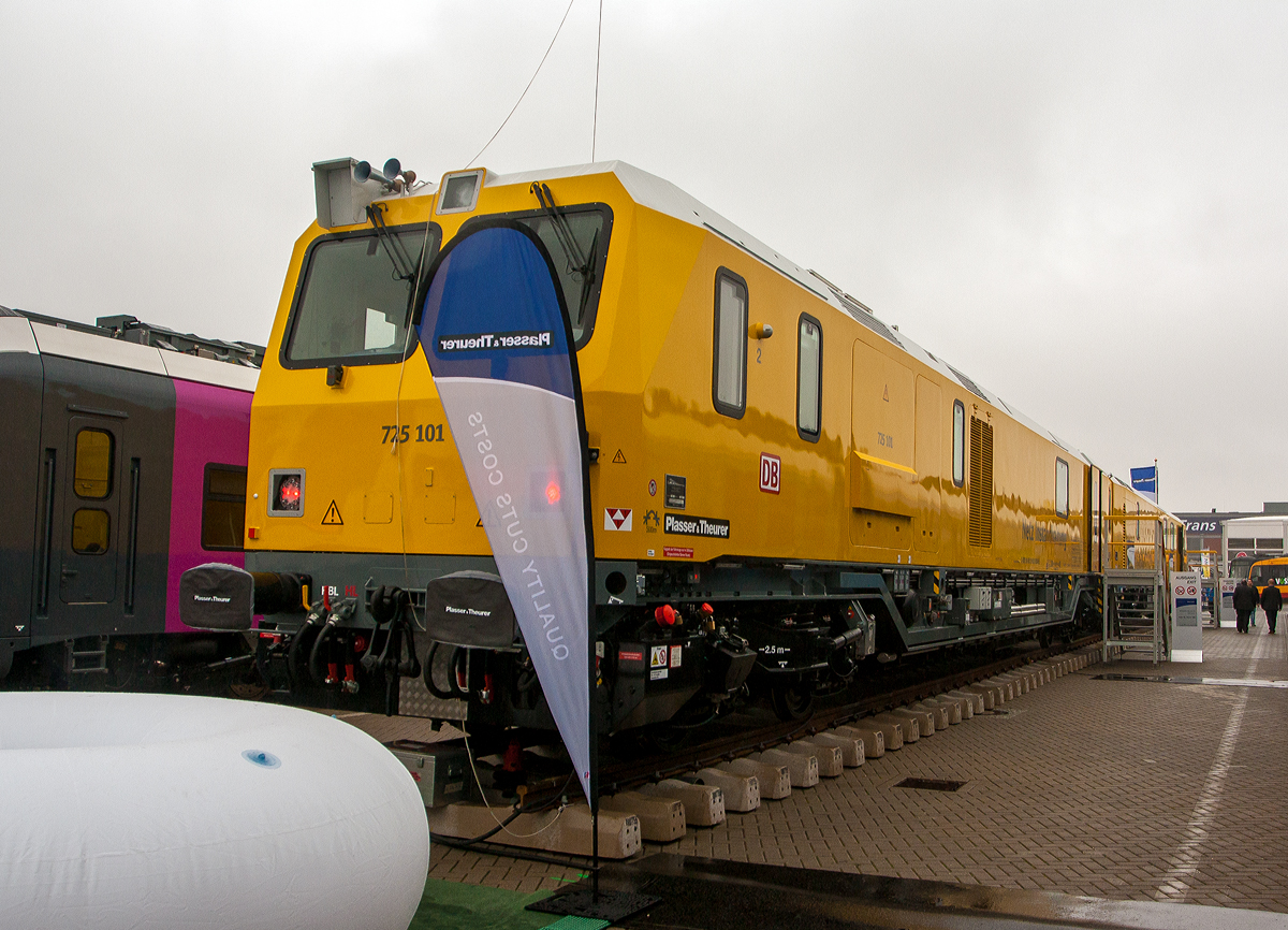 Die neuste Technologie an Gleismesszügen....
Plasser & Theurer präsentierte am Freigelände auf der Inno Trans 2014 in Berlin (hier 26.09.2014) den Gleismesstriebzug (GMTZ) 725 101 (99 80 9 160 003-6 D-DB) / 726 102 (99 80 9 560 001-6 D-DB) der DB Netz AG.
 
Der zweiteilige GMTZ ist universell, landesweit einsetzbar, selbst in engen Lichtraumprofilen wie z.B. bei den S-Bahnen Berlin bzw. Hamburg und dies trotz der geforderten Kabinenhöhe von zwei Metern.  Es dient zur Gleisgeometriemessung, Schellendiagnose und Lichtraumprofilmessung. Ein ähnlicher Zug ist auch als Schienenprüfzug im Bau. 

Der Gleismesstriebzug wurde 2014 Plasser & Theurer unter den Fabriknummer 6001 (GMTZ-STW) und 6046 (GMTZ-ATW) gebaut.

Einige Kenndaten laut Herstellerangaben:
•	Fertigungsqualität auf höchstem Niveau.
•	Neue standardisierte Fahrzeuge für die DB Netz AG, Steuer- und Triebwagen im modularen Aufbau.
•	Zusätzlich Steilstrecken tauglich bis zu 55 Promille Steigung.
•	Geeignet für Lichtraumprofil UIC 505-1 G1, sowie für die S-Bahn Berlin und Hamburg.
•	Auslegung für Begegnungsgeschwindigkeiten von 440 km/h.
•	Spezielle Ausführung grundlegender Elemente, wie Außentüren, Fenster und Kabinenhaut.
•	LED-Scheinwerfer in multifunktionaler Ausführung.
•	Fahrzeug-Umfeld-Beleuchtung in LED-Technologie
•	230/400 V Stromversorgung durch Generatoren, Einspeisung von 1000 V im Bahnhof oder über eine Lokomotive möglich.
•	Gesicherter Aufstieg auf das Kabinendach, Wartungsstege mit Absturzsicherung.
•	Triebwagen mit elastisch gelagerter einteiliger Kabine, optimal Schall- und Schwingungsentkoppelung von der Antriebseinheit.
•	Hydrodynamischer Fahrantrieb auf alle Achsen des Treibwagens, automatische Achsabschaltung im Schleppbetrieb.
•	Bremssteuerung mit Blending. Bei Bedarf automatische Unterstützung der Retarderbremse durch die Druckluftbremse. 
•	Neuartige verschleißfreie Bremse. Unterstützung der Retarderbremse durch eine hydrostatische Bremse in der Steilstrecke.
•	Luftgefederte Drehgestelle auf dem Steuerwagen, vom Rahmen entkoppelt für besten Fahrkomfort.

Technische Daten (gem. Aufschriften am Fahrzeug):
Spurweite: 1.435 mm (Normalspur)
Achsformel: B’B’ – 2´2´
Länge über Alles: 46.000 mm (2 x 23.000 mm)
Drehzapfenanstand: 2 x 15.400 mm
Achsabstand im Drehgestell: 2.500 mm
Trieb- und Laufraddurchmesser: 920 mm (neu)
Eigengewicht Antriebswagen (ATW): 80 t 
Eigengewicht Steuerwagen (STW): 58 t
Zul. Anhängelast  ATW: 60 t (STW -)
Zur Mitfahrt zugel. Personen: im ATW 4 / im STW 9 (somit ges. 13)
Höchstgeschwindigkeit: 140 km/h
Zul. Streckenklasse: C2 oder höher (ATW)  (A oder höher  für STW)
Kleinster befahrbarer Gleisbogen: R = 150 m
Steilstreckenzulassung bis 55 ‰ auf Strecken der DB Netz AG
Bremse: KB C-KE-PR-H mZ (D)

FAHRANTRIEB (ATW):
Dieselmotor: 2 Stück wassergekühlter V8-Zylinder Motor mit Turboaufladung und Ladeluftkühlung vom Typ DEUTZ TCD16.0/V8
Motorleistung: 2 x 480 kW (652 PS) bei 1.900 U/min
Motorhubraum: 2 x 15,9 Liter (Bohrung/Hub 132 mm/145 mm)
Getriebe:2 Stück VOITH hydrodynamisches Turbogetriebe vom Typ T212BRE+HA/MISS mit automatischer Achsabschaltung
Hydrodynamischer Fahrantrieb auf alle Achsen des Treibwagens, einzelnen Achsgetriebe sind untereinander über Gelenkwellen verbunden.
