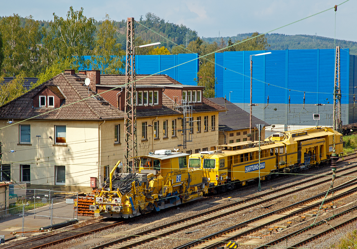 Die Plasser & Theurer Schnell-Schotterplaniermaschine SSP 110 SW, Schweres Nebenfahrzeug Nr. 97 16 46 507 18-8 und die Plasser & Theurer Universalstopfmaschine UNIMAT 09-32/4S DYNAMIC   Alles wird gut! , Schweres Nebenfahrzeug Nr. 97 43 55 505 17-9, beide der Hartung-Bau GmbH (Fulda-Krämmerzell) , sind am 25.08.2019 in Kreuztal abgestellt.

Beide Maschinen wurden 2004 von Plasser & Theurer in Linz (Österreich)  gebaut, die SSP 110 SW unter der Fabriknummer 760 und die UNIMAT 09-32/4S DYNAMIC unter der Fabriknummer 3138. Das Fabriknummer-Schema von P&T ist Maschinenart bezogen. 
