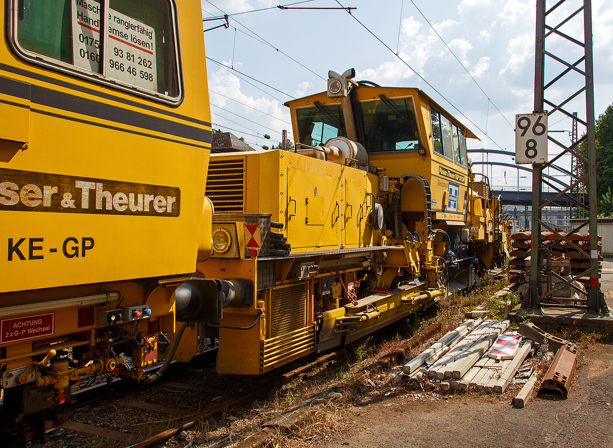 Die Plasser & Theurer Schnell-Schotterplaniermaschine SSP 110 SW,   Alles wird gut! , Schweres Nebenfahrzeug Nr. 97 16 46 507 18-8,  der Hartung-Bau GmbH (Fulda-Krämmerzell) abgestellt am 25.08.2019 in Kreuztal, 