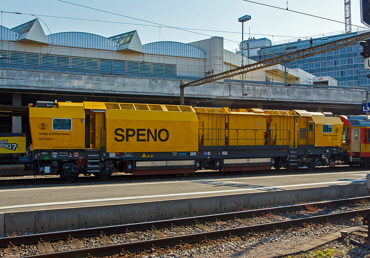 Die SPENO Schienenschleifeinheit RR 16 MS-11, Schweres Nebenfahrzeug Nr. 99 85 9127 102-3 CH- SPENO am 29.05.2012 im Bahnhof Lausanne. Der hier am Ende vom Zugverband, davor befindet sich der Gleismesswagen 99 85 936 2 000-3 und gezogen wird er von der BLS 465 015-6 „La Vue-des-Alpes“.

Die Schienenschleifeinheit RR 16 MS-6 wurde von MATISA Matriel Industriel S.A. (Crissier, Schweiz) gebaut und an die SPENO International S.A. (Meyrin, Schweiz) geliefert. 

Die Maschine ist fr Schienenschleifarbeiten an Strecken und Weichen geeignet, die Bearbeitung ist in beide Fahrtrichtungen mglich.

TECHNISCHE DATEN:
Spurweite: 1.435 mm (Normalspur)
Achsformel: B'B'
Lnge ber Puffer: 21.920 mm 
Drehzapfenabstand: 14.700 mm
Achsabstand im Drehgestell: 1.800 mm
Laufraddurchmesser: 920 mm (neu)
Eigengewicht: 86.700 kg
Dienstgewicht: 88.900 kg
Motorleistung: 708 kW
Hchstgeschwindigkeit: 100 km/h (Eigen und geschleppt)
Bremse: 2x KE-GPmZ
Bremsgewichte (je Drehgestell): P=34t G=24 t
kleinster bef. Gleisbogen: 80 m
Zul. Anhngelast: 120 t
Zur Mitfahrt zugel. Personenzahl: 6
Kraftstoffvorrat: 2.800 l  (Diesel)
Zugelassen fr Streckenklasse: D2 und hher